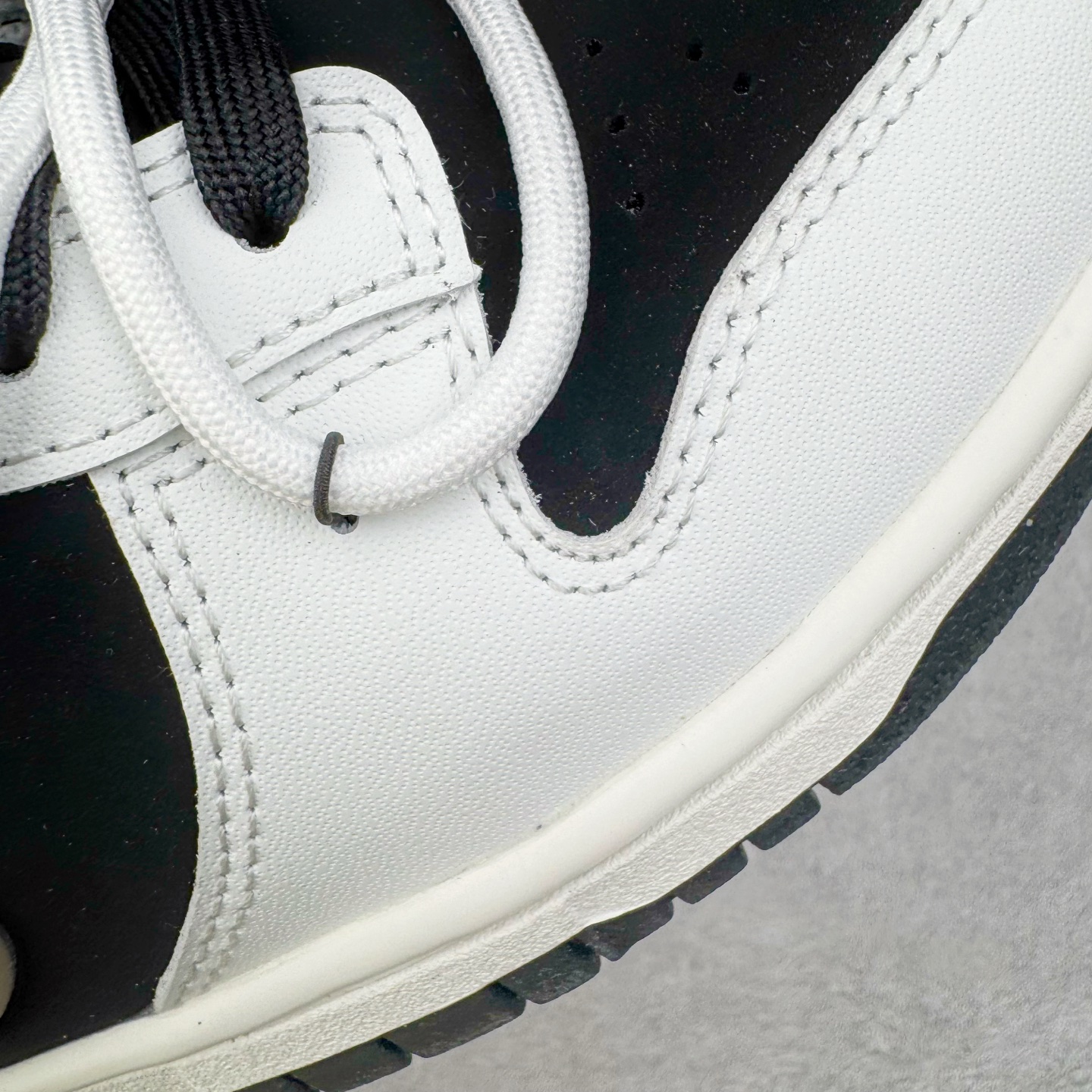 图片[14]-＃YC纯原 NK Dunk Low 冰咖少年 WG0515-089 当晨光漫过杯沿，咖啡的醇香与冰块的清冽在空气中交融，此款以冰咖少年为灵感，将此刻定格成可穿戴的视觉诗篇。鞋身以象牙白为基底，侧翼冰咖棕勾勒出Swoosh的利落剪影，恰似浓缩咖啡注入时的渐变层次，让整体配色如一杯精心调配的冰拿铁，三分冷感，七分高级。定制系列天花板 无原鞋不开发 全系列得物原鞋一比一校对开发 配色持续更新中 终端对接 优势输出 全套原厂楦头原纸板数据档案倾力打造 原汁原味莞产 极致还原 圈内最强针车工艺 高端零售指定版 广东原厂配套原盒原标 鞋盒分三个尺码段 原厂冲刀 超高清洁度 全鞋零毛边皮料切割 采用原厂百宏鞋带以及原厂百宏织唛舌标 内标可供原厂几率过验 进口原装条纹中底布 四线拉帮白色点胶 原厂拉帮手法遵循公司 原厂电绣 极致还原 尺码：36 36.5 37.5 38 38.5 39 40 40.5 41 42 42.5 43 44 44.5 45 46-选品中心