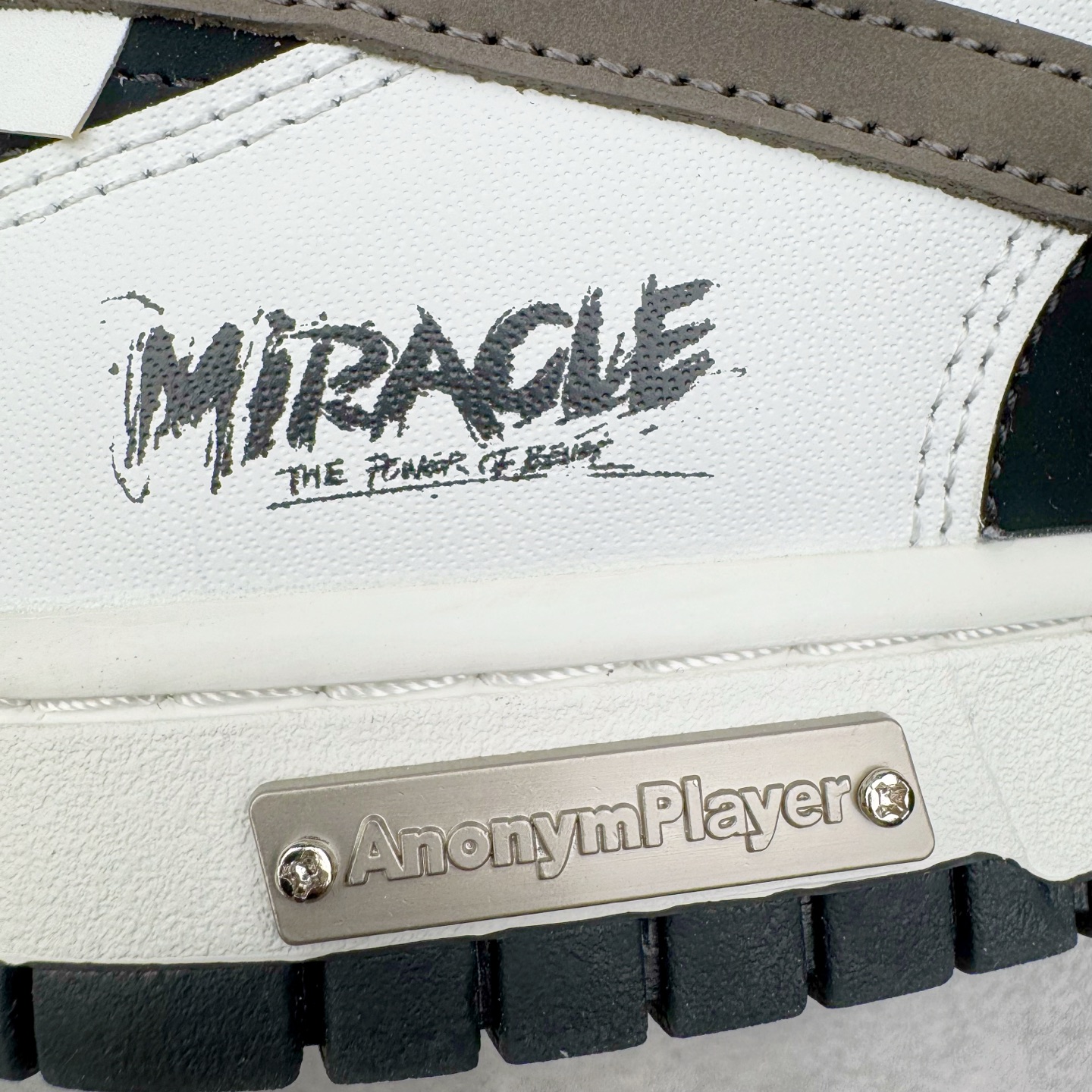 图片[18]-＃YC纯原 NK Dunk Low 冰咖少年 WG0515-089 当晨光漫过杯沿，咖啡的醇香与冰块的清冽在空气中交融，此款以冰咖少年为灵感，将此刻定格成可穿戴的视觉诗篇。鞋身以象牙白为基底，侧翼冰咖棕勾勒出Swoosh的利落剪影，恰似浓缩咖啡注入时的渐变层次，让整体配色如一杯精心调配的冰拿铁，三分冷感，七分高级。定制系列天花板 无原鞋不开发 全系列得物原鞋一比一校对开发 配色持续更新中 终端对接 优势输出 全套原厂楦头原纸板数据档案倾力打造 原汁原味莞产 极致还原 圈内最强针车工艺 高端零售指定版 广东原厂配套原盒原标 鞋盒分三个尺码段 原厂冲刀 超高清洁度 全鞋零毛边皮料切割 采用原厂百宏鞋带以及原厂百宏织唛舌标 内标可供原厂几率过验 进口原装条纹中底布 四线拉帮白色点胶 原厂拉帮手法遵循公司 原厂电绣 极致还原 尺码：36 36.5 37.5 38 38.5 39 40 40.5 41 42 42.5 43 44 44.5 45 46-选品中心