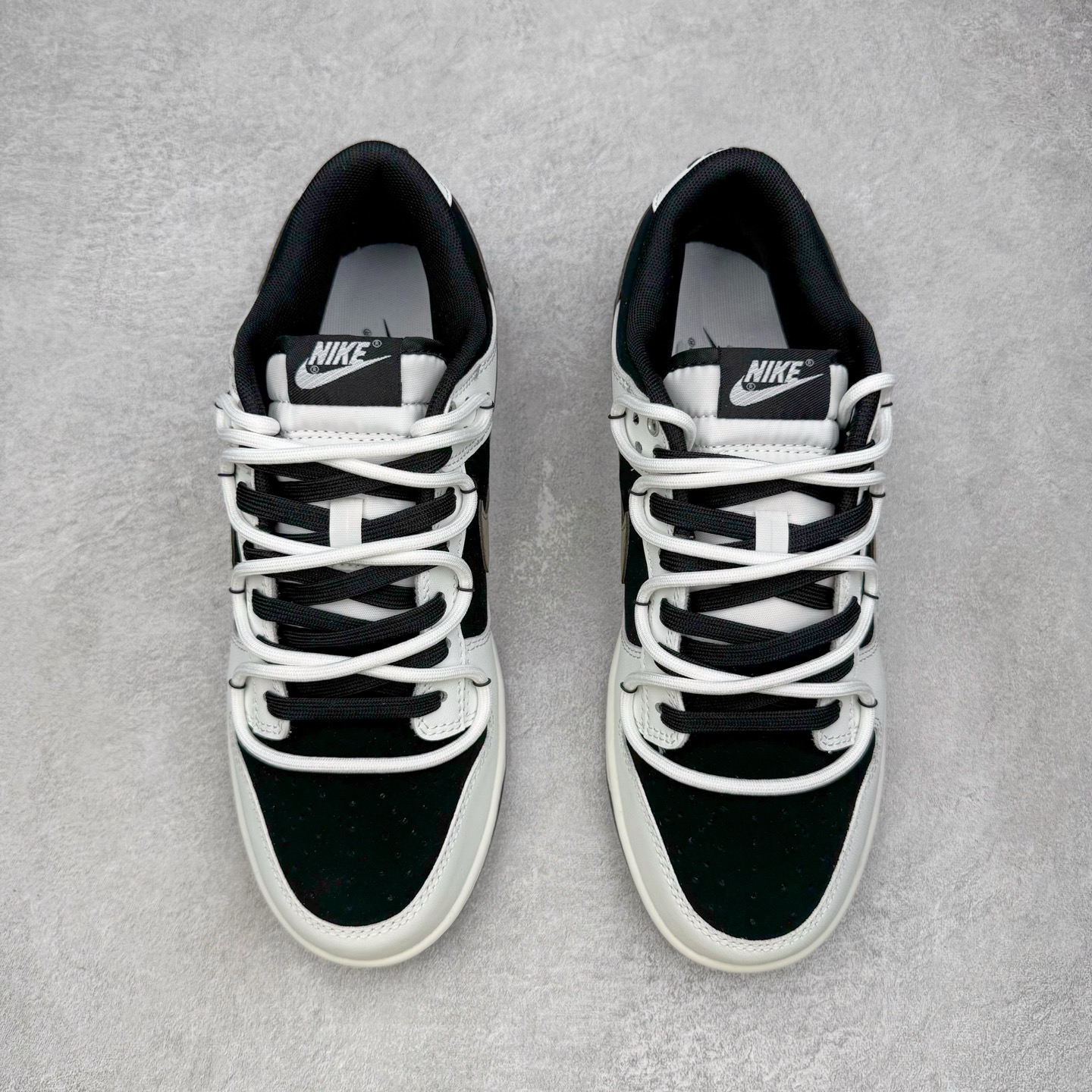 图片[2]-＃YC纯原 NK Dunk Low 冰咖少年 WG0515-089 当晨光漫过杯沿，咖啡的醇香与冰块的清冽在空气中交融，此款以冰咖少年为灵感，将此刻定格成可穿戴的视觉诗篇。鞋身以象牙白为基底，侧翼冰咖棕勾勒出Swoosh的利落剪影，恰似浓缩咖啡注入时的渐变层次，让整体配色如一杯精心调配的冰拿铁，三分冷感，七分高级。定制系列天花板 无原鞋不开发 全系列得物原鞋一比一校对开发 配色持续更新中 终端对接 优势输出 全套原厂楦头原纸板数据档案倾力打造 原汁原味莞产 极致还原 圈内最强针车工艺 高端零售指定版 广东原厂配套原盒原标 鞋盒分三个尺码段 原厂冲刀 超高清洁度 全鞋零毛边皮料切割 采用原厂百宏鞋带以及原厂百宏织唛舌标 内标可供原厂几率过验 进口原装条纹中底布 四线拉帮白色点胶 原厂拉帮手法遵循公司 原厂电绣 极致还原 尺码：36 36.5 37.5 38 38.5 39 40 40.5 41 42 42.5 43 44 44.5 45 46-选品中心