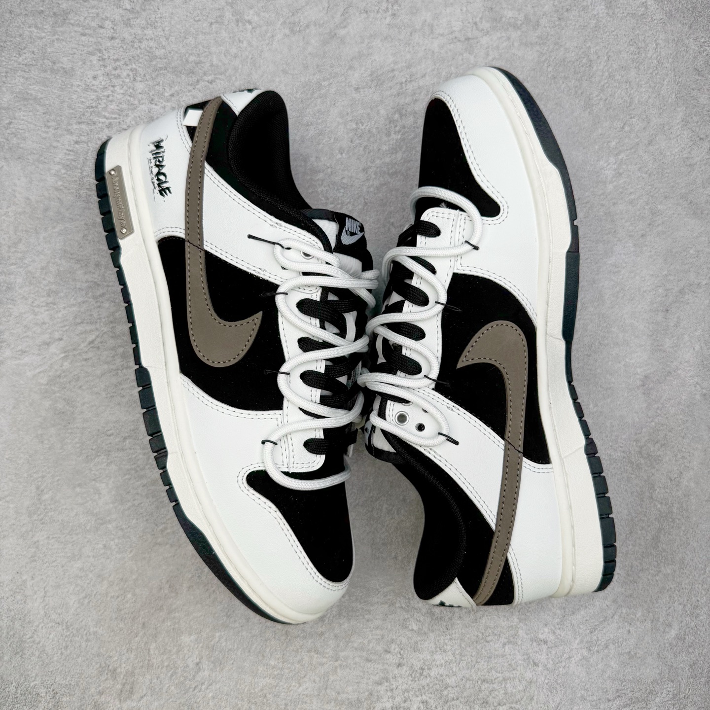 图片[3]-＃YC纯原 NK Dunk Low 冰咖少年 WG0515-089 当晨光漫过杯沿，咖啡的醇香与冰块的清冽在空气中交融，此款以冰咖少年为灵感，将此刻定格成可穿戴的视觉诗篇。鞋身以象牙白为基底，侧翼冰咖棕勾勒出Swoosh的利落剪影，恰似浓缩咖啡注入时的渐变层次，让整体配色如一杯精心调配的冰拿铁，三分冷感，七分高级。定制系列天花板 无原鞋不开发 全系列得物原鞋一比一校对开发 配色持续更新中 终端对接 优势输出 全套原厂楦头原纸板数据档案倾力打造 原汁原味莞产 极致还原 圈内最强针车工艺 高端零售指定版 广东原厂配套原盒原标 鞋盒分三个尺码段 原厂冲刀 超高清洁度 全鞋零毛边皮料切割 采用原厂百宏鞋带以及原厂百宏织唛舌标 内标可供原厂几率过验 进口原装条纹中底布 四线拉帮白色点胶 原厂拉帮手法遵循公司 原厂电绣 极致还原 尺码：36 36.5 37.5 38 38.5 39 40 40.5 41 42 42.5 43 44 44.5 45 46-选品中心