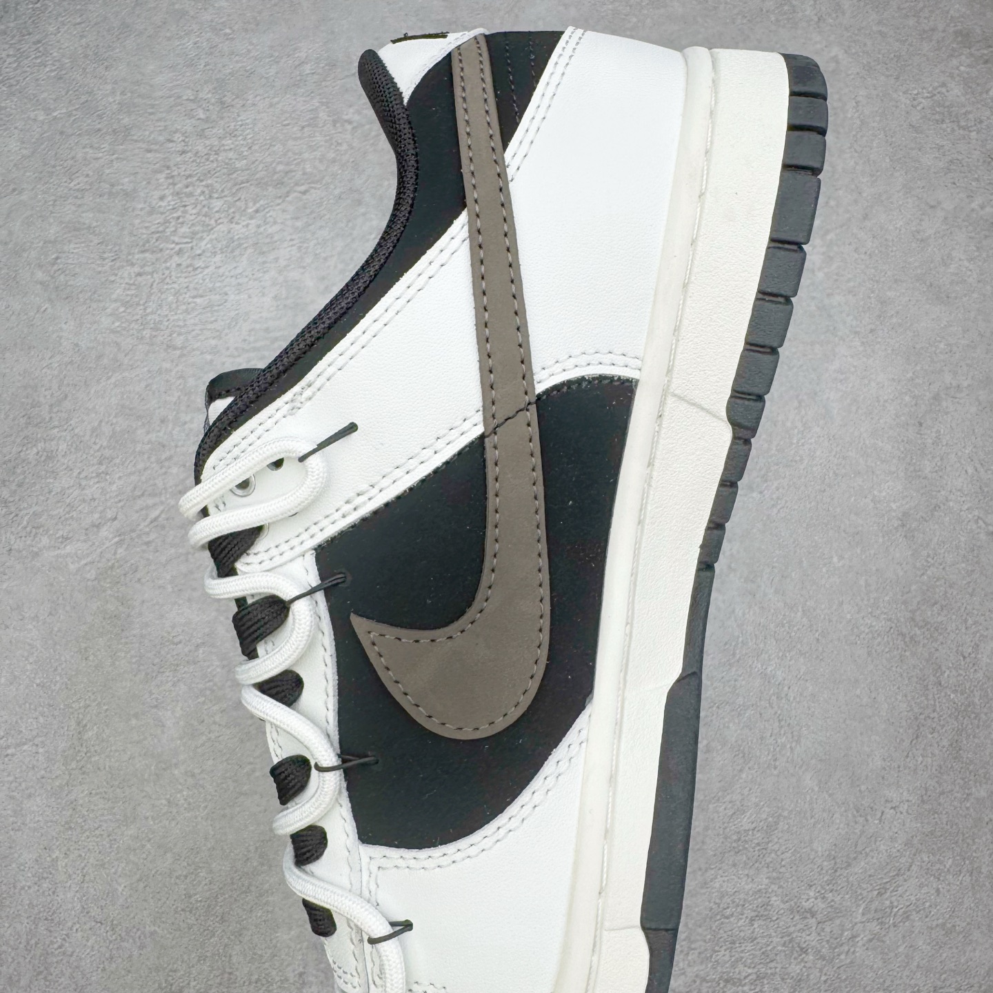 图片[7]-＃YC纯原 NK Dunk Low 冰咖少年 WG0515-089 当晨光漫过杯沿，咖啡的醇香与冰块的清冽在空气中交融，此款以冰咖少年为灵感，将此刻定格成可穿戴的视觉诗篇。鞋身以象牙白为基底，侧翼冰咖棕勾勒出Swoosh的利落剪影，恰似浓缩咖啡注入时的渐变层次，让整体配色如一杯精心调配的冰拿铁，三分冷感，七分高级。定制系列天花板 无原鞋不开发 全系列得物原鞋一比一校对开发 配色持续更新中 终端对接 优势输出 全套原厂楦头原纸板数据档案倾力打造 原汁原味莞产 极致还原 圈内最强针车工艺 高端零售指定版 广东原厂配套原盒原标 鞋盒分三个尺码段 原厂冲刀 超高清洁度 全鞋零毛边皮料切割 采用原厂百宏鞋带以及原厂百宏织唛舌标 内标可供原厂几率过验 进口原装条纹中底布 四线拉帮白色点胶 原厂拉帮手法遵循公司 原厂电绣 极致还原 尺码：36 36.5 37.5 38 38.5 39 40 40.5 41 42 42.5 43 44 44.5 45 46-选品中心