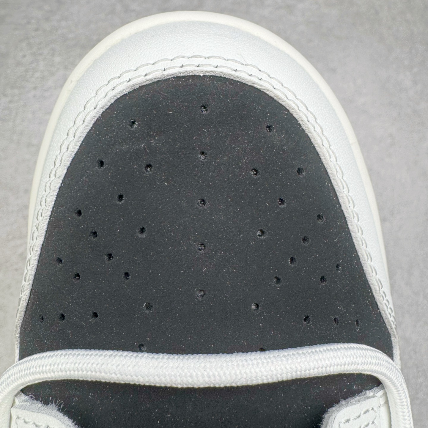 图片[15]-＃YC纯原 NK Dunk Low 冰咖少年 WG0515-089 当晨光漫过杯沿，咖啡的醇香与冰块的清冽在空气中交融，此款以冰咖少年为灵感，将此刻定格成可穿戴的视觉诗篇。鞋身以象牙白为基底，侧翼冰咖棕勾勒出Swoosh的利落剪影，恰似浓缩咖啡注入时的渐变层次，让整体配色如一杯精心调配的冰拿铁，三分冷感，七分高级。定制系列天花板 无原鞋不开发 全系列得物原鞋一比一校对开发 配色持续更新中 终端对接 优势输出 全套原厂楦头原纸板数据档案倾力打造 原汁原味莞产 极致还原 圈内最强针车工艺 高端零售指定版 广东原厂配套原盒原标 鞋盒分三个尺码段 原厂冲刀 超高清洁度 全鞋零毛边皮料切割 采用原厂百宏鞋带以及原厂百宏织唛舌标 内标可供原厂几率过验 进口原装条纹中底布 四线拉帮白色点胶 原厂拉帮手法遵循公司 原厂电绣 极致还原 尺码：36 36.5 37.5 38 38.5 39 40 40.5 41 42 42.5 43 44 44.5 45 46-选品中心