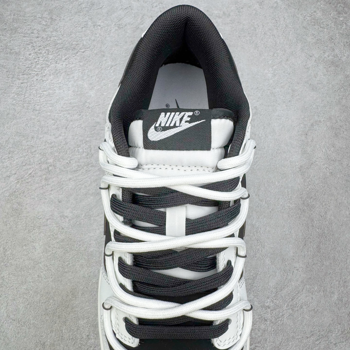 图片[5]-＃YC纯原 NK Dunk Low 冰咖少年 WG0515-089 当晨光漫过杯沿，咖啡的醇香与冰块的清冽在空气中交融，此款以冰咖少年为灵感，将此刻定格成可穿戴的视觉诗篇。鞋身以象牙白为基底，侧翼冰咖棕勾勒出Swoosh的利落剪影，恰似浓缩咖啡注入时的渐变层次，让整体配色如一杯精心调配的冰拿铁，三分冷感，七分高级。定制系列天花板 无原鞋不开发 全系列得物原鞋一比一校对开发 配色持续更新中 终端对接 优势输出 全套原厂楦头原纸板数据档案倾力打造 原汁原味莞产 极致还原 圈内最强针车工艺 高端零售指定版 广东原厂配套原盒原标 鞋盒分三个尺码段 原厂冲刀 超高清洁度 全鞋零毛边皮料切割 采用原厂百宏鞋带以及原厂百宏织唛舌标 内标可供原厂几率过验 进口原装条纹中底布 四线拉帮白色点胶 原厂拉帮手法遵循公司 原厂电绣 极致还原 尺码：36 36.5 37.5 38 38.5 39 40 40.5 41 42 42.5 43 44 44.5 45 46-选品中心