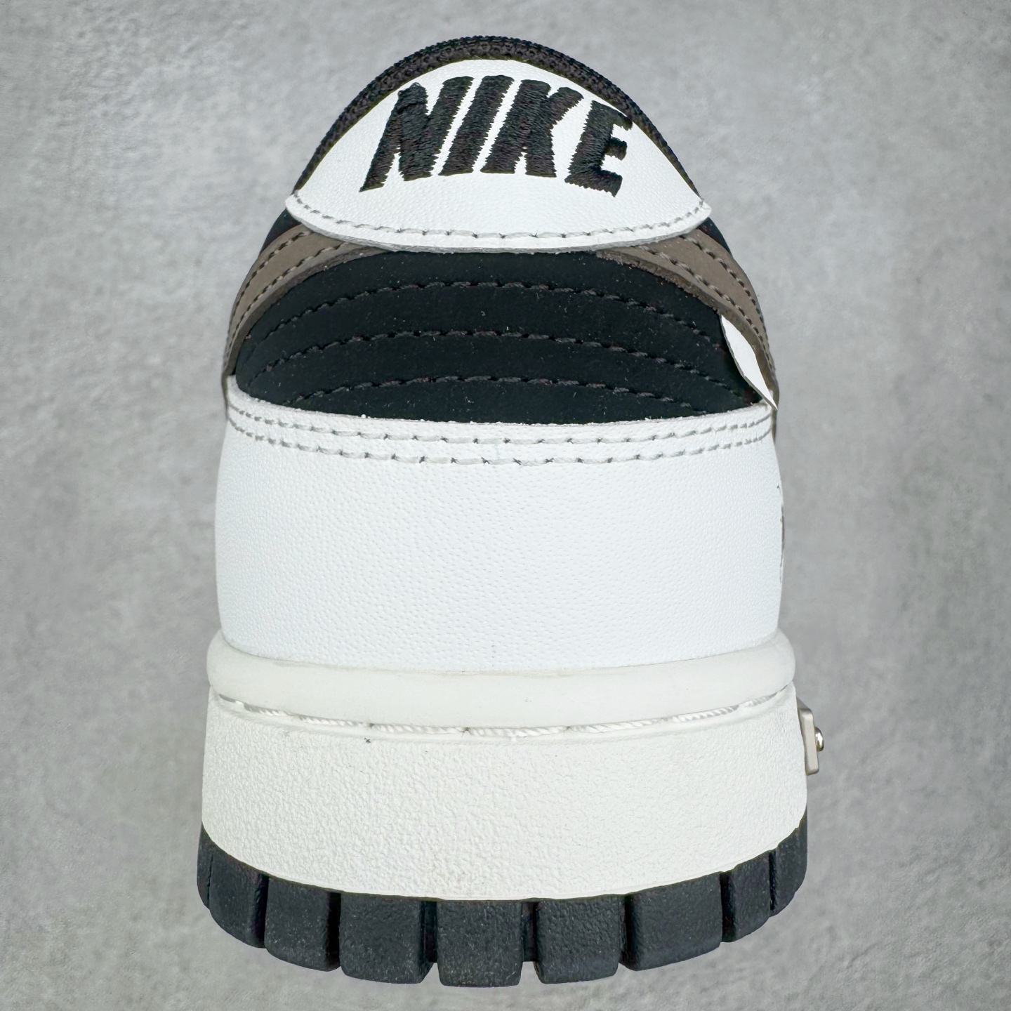 图片[8]-＃YC纯原 NK Dunk Low 冰咖少年 WG0515-089 当晨光漫过杯沿，咖啡的醇香与冰块的清冽在空气中交融，此款以冰咖少年为灵感，将此刻定格成可穿戴的视觉诗篇。鞋身以象牙白为基底，侧翼冰咖棕勾勒出Swoosh的利落剪影，恰似浓缩咖啡注入时的渐变层次，让整体配色如一杯精心调配的冰拿铁，三分冷感，七分高级。定制系列天花板 无原鞋不开发 全系列得物原鞋一比一校对开发 配色持续更新中 终端对接 优势输出 全套原厂楦头原纸板数据档案倾力打造 原汁原味莞产 极致还原 圈内最强针车工艺 高端零售指定版 广东原厂配套原盒原标 鞋盒分三个尺码段 原厂冲刀 超高清洁度 全鞋零毛边皮料切割 采用原厂百宏鞋带以及原厂百宏织唛舌标 内标可供原厂几率过验 进口原装条纹中底布 四线拉帮白色点胶 原厂拉帮手法遵循公司 原厂电绣 极致还原 尺码：36 36.5 37.5 38 38.5 39 40 40.5 41 42 42.5 43 44 44.5 45 46-选品中心