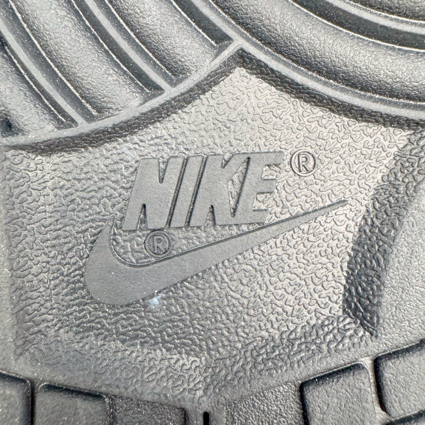 图片[21]-＃YC纯原 NK Dunk Low 冰咖少年 WG0515-089 当晨光漫过杯沿，咖啡的醇香与冰块的清冽在空气中交融，此款以冰咖少年为灵感，将此刻定格成可穿戴的视觉诗篇。鞋身以象牙白为基底，侧翼冰咖棕勾勒出Swoosh的利落剪影，恰似浓缩咖啡注入时的渐变层次，让整体配色如一杯精心调配的冰拿铁，三分冷感，七分高级。定制系列天花板 无原鞋不开发 全系列得物原鞋一比一校对开发 配色持续更新中 终端对接 优势输出 全套原厂楦头原纸板数据档案倾力打造 原汁原味莞产 极致还原 圈内最强针车工艺 高端零售指定版 广东原厂配套原盒原标 鞋盒分三个尺码段 原厂冲刀 超高清洁度 全鞋零毛边皮料切割 采用原厂百宏鞋带以及原厂百宏织唛舌标 内标可供原厂几率过验 进口原装条纹中底布 四线拉帮白色点胶 原厂拉帮手法遵循公司 原厂电绣 极致还原 尺码：36 36.5 37.5 38 38.5 39 40 40.5 41 42 42.5 43 44 44.5 45 46-选品中心