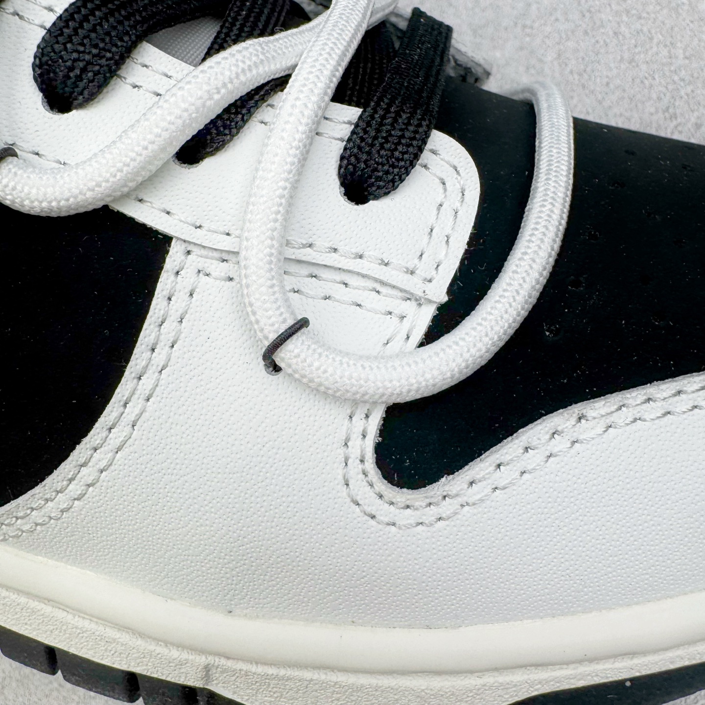 图片[20]-＃YC纯原 NK Dunk Low 冰咖少年 WG0515-089 当晨光漫过杯沿，咖啡的醇香与冰块的清冽在空气中交融，此款以冰咖少年为灵感，将此刻定格成可穿戴的视觉诗篇。鞋身以象牙白为基底，侧翼冰咖棕勾勒出Swoosh的利落剪影，恰似浓缩咖啡注入时的渐变层次，让整体配色如一杯精心调配的冰拿铁，三分冷感，七分高级。定制系列天花板 无原鞋不开发 全系列得物原鞋一比一校对开发 配色持续更新中 终端对接 优势输出 全套原厂楦头原纸板数据档案倾力打造 原汁原味莞产 极致还原 圈内最强针车工艺 高端零售指定版 广东原厂配套原盒原标 鞋盒分三个尺码段 原厂冲刀 超高清洁度 全鞋零毛边皮料切割 采用原厂百宏鞋带以及原厂百宏织唛舌标 内标可供原厂几率过验 进口原装条纹中底布 四线拉帮白色点胶 原厂拉帮手法遵循公司 原厂电绣 极致还原 尺码：36 36.5 37.5 38 38.5 39 40 40.5 41 42 42.5 43 44 44.5 45 46-选品中心