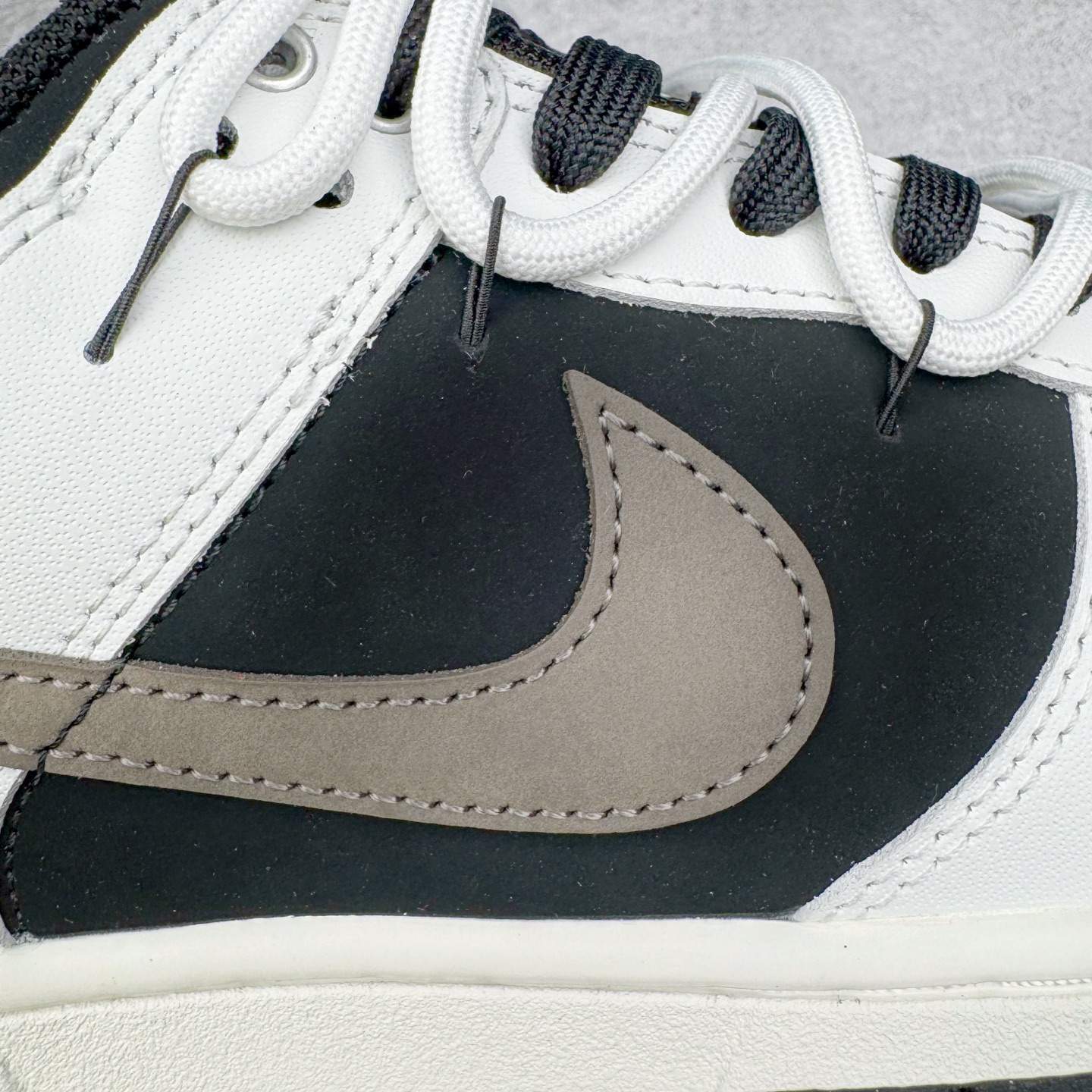 图片[19]-＃YC纯原 NK Dunk Low 冰咖少年 WG0515-089 当晨光漫过杯沿，咖啡的醇香与冰块的清冽在空气中交融，此款以冰咖少年为灵感，将此刻定格成可穿戴的视觉诗篇。鞋身以象牙白为基底，侧翼冰咖棕勾勒出Swoosh的利落剪影，恰似浓缩咖啡注入时的渐变层次，让整体配色如一杯精心调配的冰拿铁，三分冷感，七分高级。定制系列天花板 无原鞋不开发 全系列得物原鞋一比一校对开发 配色持续更新中 终端对接 优势输出 全套原厂楦头原纸板数据档案倾力打造 原汁原味莞产 极致还原 圈内最强针车工艺 高端零售指定版 广东原厂配套原盒原标 鞋盒分三个尺码段 原厂冲刀 超高清洁度 全鞋零毛边皮料切割 采用原厂百宏鞋带以及原厂百宏织唛舌标 内标可供原厂几率过验 进口原装条纹中底布 四线拉帮白色点胶 原厂拉帮手法遵循公司 原厂电绣 极致还原 尺码：36 36.5 37.5 38 38.5 39 40 40.5 41 42 42.5 43 44 44.5 45 46-选品中心