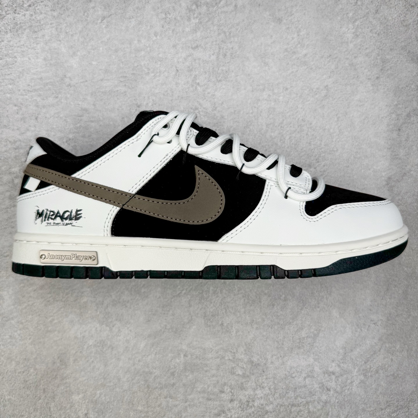 ＃YC纯原 NK Dunk Low 冰咖少年 WG0515-089 当晨光漫过杯沿，咖啡的醇香与冰块的清冽在空气中交融，此款以冰咖少年为灵感，将此刻定格成可穿戴的视觉诗篇。鞋身以象牙白为基底，侧翼冰咖棕勾勒出Swoosh的利落剪影，恰似浓缩咖啡注入时的渐变层次，让整体配色如一杯精心调配的冰拿铁，三分冷感，七分高级。定制系列天花板 无原鞋不开发 全系列得物原鞋一比一校对开发 配色持续更新中 终端对接 优势输出 全套原厂楦头原纸板数据档案倾力打造 原汁原味莞产 极致还原 圈内最强针车工艺 高端零售指定版 广东原厂配套原盒原标 鞋盒分三个尺码段 原厂冲刀 超高清洁度 全鞋零毛边皮料切割 采用原厂百宏鞋带以及原厂百宏织唛舌标 内标可供原厂几率过验 进口原装条纹中底布 四线拉帮白色点胶 原厂拉帮手法遵循公司 原厂电绣 极致还原 尺码：36 36.5 37.5 38 38.5 39 40 40.5 41 42 42.5 43 44 44.5 45 46-选品中心