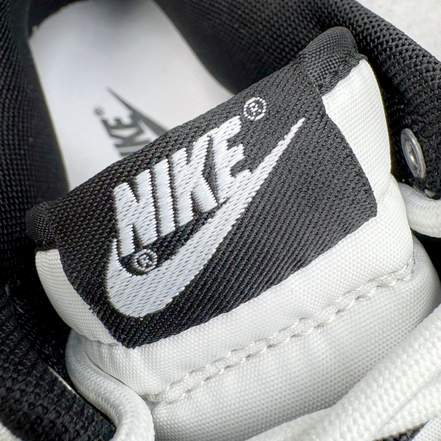 图片[13]-＃YC纯原 NK Dunk Low 冰咖少年 WG0515-089 当晨光漫过杯沿，咖啡的醇香与冰块的清冽在空气中交融，此款以冰咖少年为灵感，将此刻定格成可穿戴的视觉诗篇。鞋身以象牙白为基底，侧翼冰咖棕勾勒出Swoosh的利落剪影，恰似浓缩咖啡注入时的渐变层次，让整体配色如一杯精心调配的冰拿铁，三分冷感，七分高级。定制系列天花板 无原鞋不开发 全系列得物原鞋一比一校对开发 配色持续更新中 终端对接 优势输出 全套原厂楦头原纸板数据档案倾力打造 原汁原味莞产 极致还原 圈内最强针车工艺 高端零售指定版 广东原厂配套原盒原标 鞋盒分三个尺码段 原厂冲刀 超高清洁度 全鞋零毛边皮料切割 采用原厂百宏鞋带以及原厂百宏织唛舌标 内标可供原厂几率过验 进口原装条纹中底布 四线拉帮白色点胶 原厂拉帮手法遵循公司 原厂电绣 极致还原 尺码：36 36.5 37.5 38 38.5 39 40 40.5 41 42 42.5 43 44 44.5 45 46-选品中心