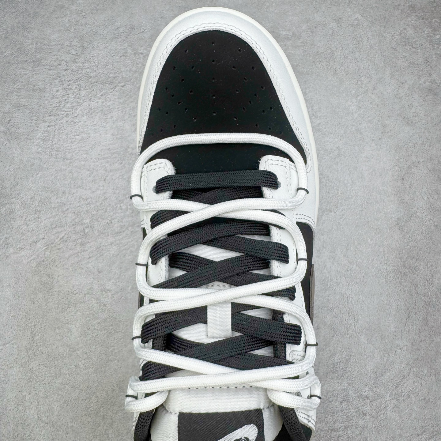 图片[4]-＃YC纯原 NK Dunk Low 冰咖少年 WG0515-089 当晨光漫过杯沿，咖啡的醇香与冰块的清冽在空气中交融，此款以冰咖少年为灵感，将此刻定格成可穿戴的视觉诗篇。鞋身以象牙白为基底，侧翼冰咖棕勾勒出Swoosh的利落剪影，恰似浓缩咖啡注入时的渐变层次，让整体配色如一杯精心调配的冰拿铁，三分冷感，七分高级。定制系列天花板 无原鞋不开发 全系列得物原鞋一比一校对开发 配色持续更新中 终端对接 优势输出 全套原厂楦头原纸板数据档案倾力打造 原汁原味莞产 极致还原 圈内最强针车工艺 高端零售指定版 广东原厂配套原盒原标 鞋盒分三个尺码段 原厂冲刀 超高清洁度 全鞋零毛边皮料切割 采用原厂百宏鞋带以及原厂百宏织唛舌标 内标可供原厂几率过验 进口原装条纹中底布 四线拉帮白色点胶 原厂拉帮手法遵循公司 原厂电绣 极致还原 尺码：36 36.5 37.5 38 38.5 39 40 40.5 41 42 42.5 43 44 44.5 45 46-选品中心