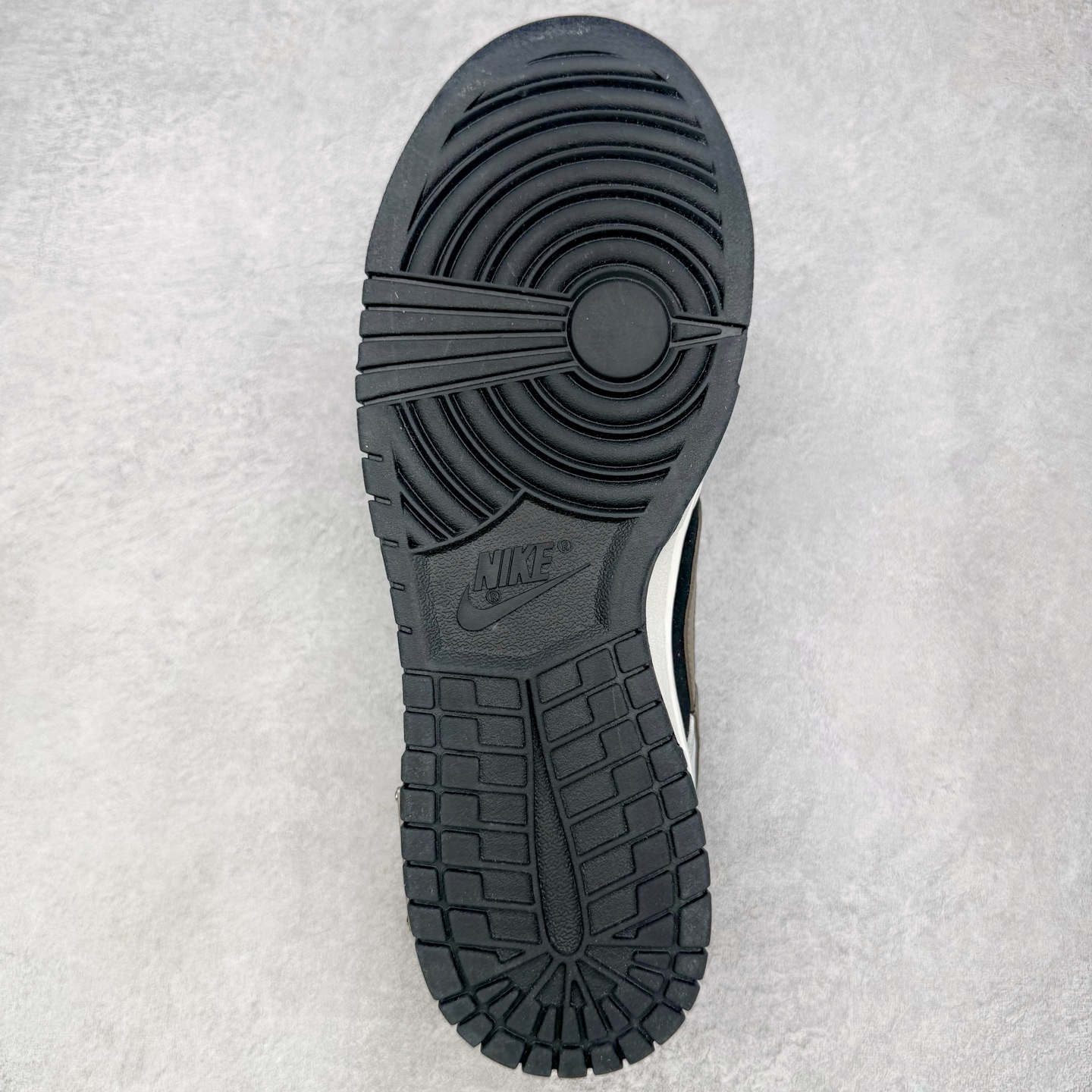 图片[9]-＃YC纯原 NK Dunk Low 冰咖少年 WG0515-089 当晨光漫过杯沿，咖啡的醇香与冰块的清冽在空气中交融，此款以冰咖少年为灵感，将此刻定格成可穿戴的视觉诗篇。鞋身以象牙白为基底，侧翼冰咖棕勾勒出Swoosh的利落剪影，恰似浓缩咖啡注入时的渐变层次，让整体配色如一杯精心调配的冰拿铁，三分冷感，七分高级。定制系列天花板 无原鞋不开发 全系列得物原鞋一比一校对开发 配色持续更新中 终端对接 优势输出 全套原厂楦头原纸板数据档案倾力打造 原汁原味莞产 极致还原 圈内最强针车工艺 高端零售指定版 广东原厂配套原盒原标 鞋盒分三个尺码段 原厂冲刀 超高清洁度 全鞋零毛边皮料切割 采用原厂百宏鞋带以及原厂百宏织唛舌标 内标可供原厂几率过验 进口原装条纹中底布 四线拉帮白色点胶 原厂拉帮手法遵循公司 原厂电绣 极致还原 尺码：36 36.5 37.5 38 38.5 39 40 40.5 41 42 42.5 43 44 44.5 45 46-选品中心