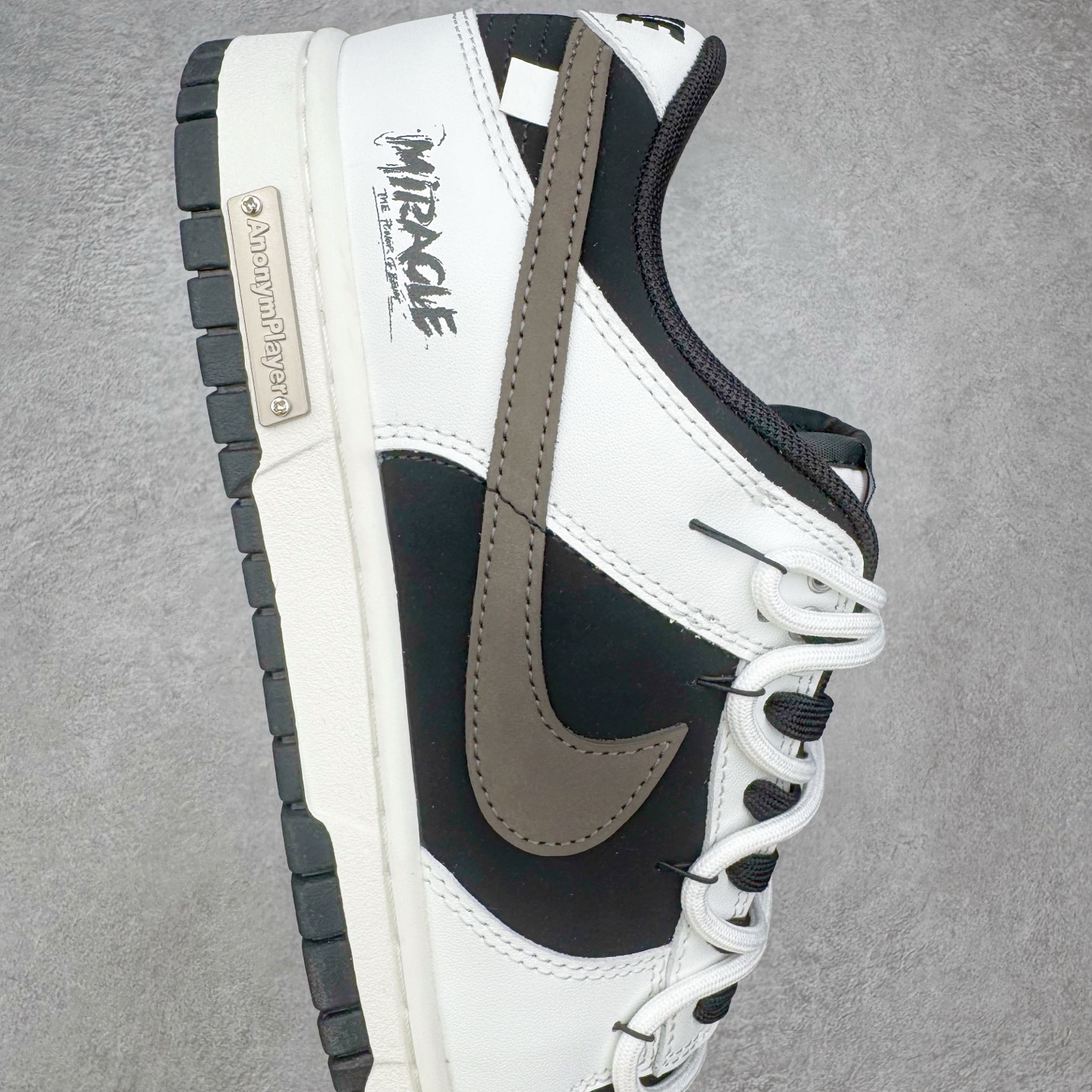 图片[6]-＃YC纯原 NK Dunk Low 冰咖少年 WG0515-089 当晨光漫过杯沿，咖啡的醇香与冰块的清冽在空气中交融，此款以冰咖少年为灵感，将此刻定格成可穿戴的视觉诗篇。鞋身以象牙白为基底，侧翼冰咖棕勾勒出Swoosh的利落剪影，恰似浓缩咖啡注入时的渐变层次，让整体配色如一杯精心调配的冰拿铁，三分冷感，七分高级。定制系列天花板 无原鞋不开发 全系列得物原鞋一比一校对开发 配色持续更新中 终端对接 优势输出 全套原厂楦头原纸板数据档案倾力打造 原汁原味莞产 极致还原 圈内最强针车工艺 高端零售指定版 广东原厂配套原盒原标 鞋盒分三个尺码段 原厂冲刀 超高清洁度 全鞋零毛边皮料切割 采用原厂百宏鞋带以及原厂百宏织唛舌标 内标可供原厂几率过验 进口原装条纹中底布 四线拉帮白色点胶 原厂拉帮手法遵循公司 原厂电绣 极致还原 尺码：36 36.5 37.5 38 38.5 39 40 40.5 41 42 42.5 43 44 44.5 45 46-选品中心