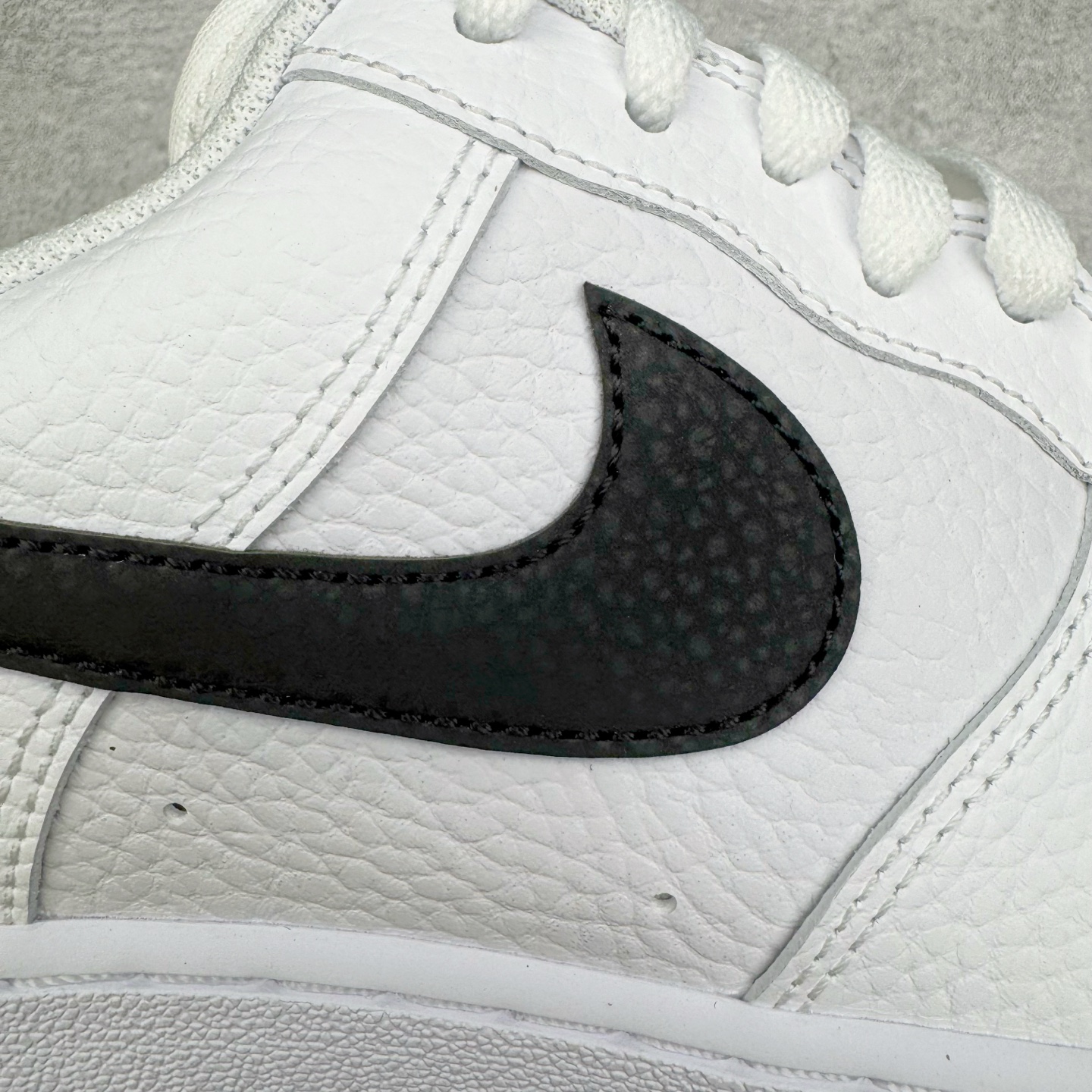 图片[19]-＃GX NK Air Force 1 Low \’07 空军一号低帮经典板鞋 白黑 CT2302-100 经典老鞋 完美复刻 不规则波浪大底咬花 全鞋电脑针车 工整有序 视觉效果满分 原厂拉帮手法 标准四线 密度针距针孔大小控制到位 原装反口里网布海绵 正确卡色网眼大小 新版鞋撑改用纸团代替 原厂港宝加持完美还原灵魂版型 原盒原配从里到外百分百还原 原厂全头层原厂皮料 原标原盒 内置Sole气垫 中底白色背胶 中底划线 已经无限的接近公司 原厂楦头 原厂刺绣 后跟弧度修正 独家私模最大开发到48.5 尺码：35.5 36 37.5 38 38.5 39 40 40.5 41 42 42.5 43 44 44.5 45 46 47.5 48.5-选品中心