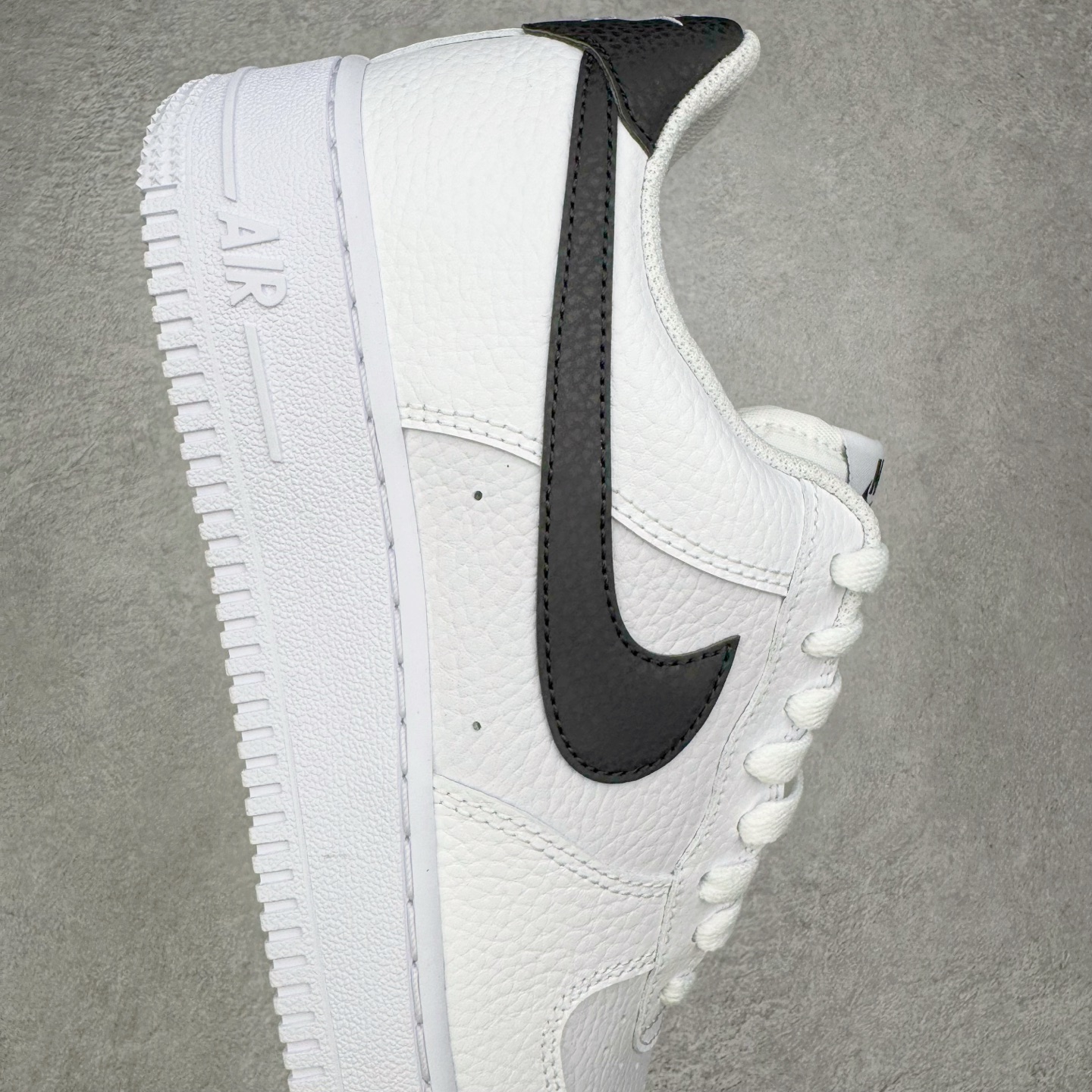 图片[6]-＃GX NK Air Force 1 Low \’07 空军一号低帮经典板鞋 白黑 CT2302-100 经典老鞋 完美复刻 不规则波浪大底咬花 全鞋电脑针车 工整有序 视觉效果满分 原厂拉帮手法 标准四线 密度针距针孔大小控制到位 原装反口里网布海绵 正确卡色网眼大小 新版鞋撑改用纸团代替 原厂港宝加持完美还原灵魂版型 原盒原配从里到外百分百还原 原厂全头层原厂皮料 原标原盒 内置Sole气垫 中底白色背胶 中底划线 已经无限的接近公司 原厂楦头 原厂刺绣 后跟弧度修正 独家私模最大开发到48.5 尺码：35.5 36 37.5 38 38.5 39 40 40.5 41 42 42.5 43 44 44.5 45 46 47.5 48.5-选品中心