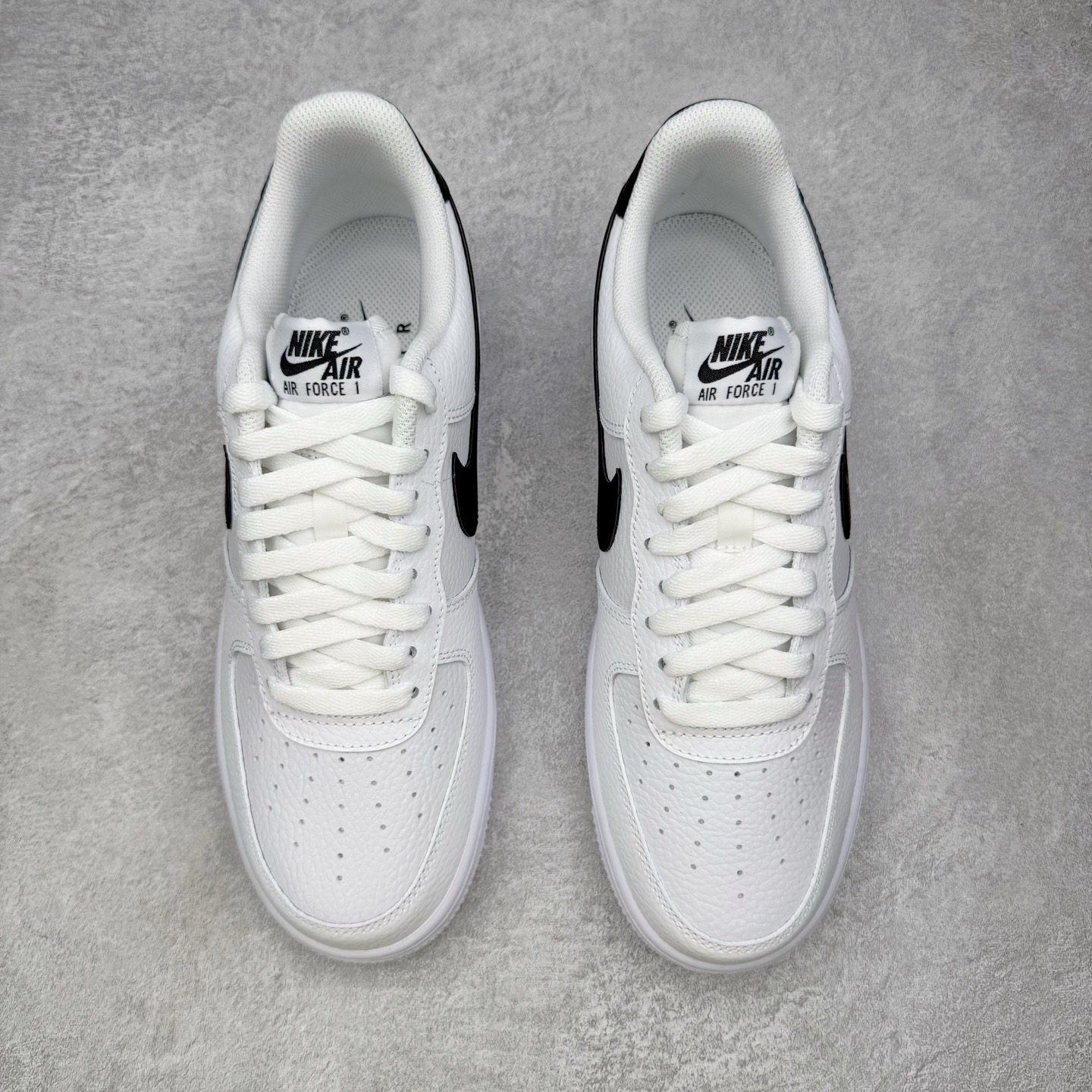 图片[2]-＃GX NK Air Force 1 Low \’07 空军一号低帮经典板鞋 白黑 CT2302-100 经典老鞋 完美复刻 不规则波浪大底咬花 全鞋电脑针车 工整有序 视觉效果满分 原厂拉帮手法 标准四线 密度针距针孔大小控制到位 原装反口里网布海绵 正确卡色网眼大小 新版鞋撑改用纸团代替 原厂港宝加持完美还原灵魂版型 原盒原配从里到外百分百还原 原厂全头层原厂皮料 原标原盒 内置Sole气垫 中底白色背胶 中底划线 已经无限的接近公司 原厂楦头 原厂刺绣 后跟弧度修正 独家私模最大开发到48.5 尺码：35.5 36 37.5 38 38.5 39 40 40.5 41 42 42.5 43 44 44.5 45 46 47.5 48.5-选品中心