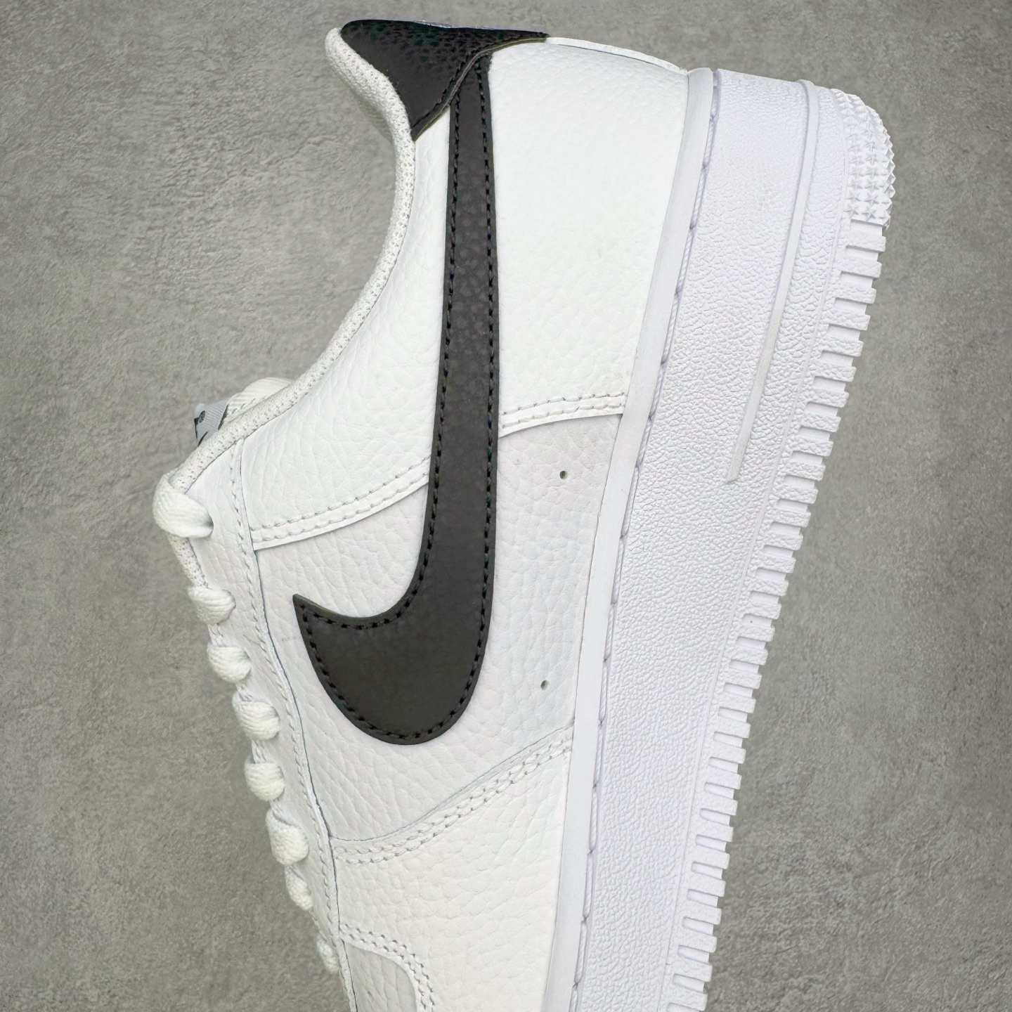 图片[7]-＃GX NK Air Force 1 Low \’07 空军一号低帮经典板鞋 白黑 CT2302-100 经典老鞋 完美复刻 不规则波浪大底咬花 全鞋电脑针车 工整有序 视觉效果满分 原厂拉帮手法 标准四线 密度针距针孔大小控制到位 原装反口里网布海绵 正确卡色网眼大小 新版鞋撑改用纸团代替 原厂港宝加持完美还原灵魂版型 原盒原配从里到外百分百还原 原厂全头层原厂皮料 原标原盒 内置Sole气垫 中底白色背胶 中底划线 已经无限的接近公司 原厂楦头 原厂刺绣 后跟弧度修正 独家私模最大开发到48.5 尺码：35.5 36 37.5 38 38.5 39 40 40.5 41 42 42.5 43 44 44.5 45 46 47.5 48.5-选品中心