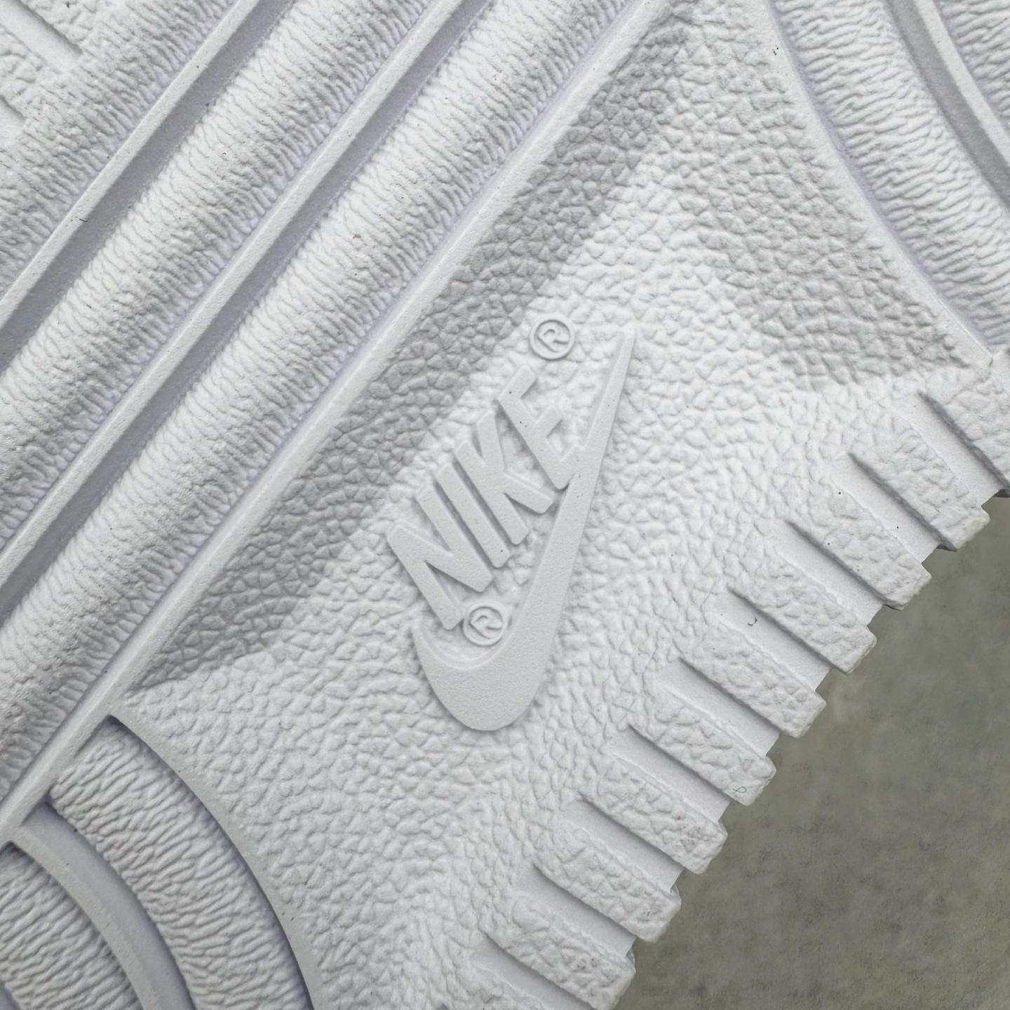 图片[20]-＃GX NK Air Force 1 Low \’07 空军一号低帮经典板鞋 白黑 CT2302-100 经典老鞋 完美复刻 不规则波浪大底咬花 全鞋电脑针车 工整有序 视觉效果满分 原厂拉帮手法 标准四线 密度针距针孔大小控制到位 原装反口里网布海绵 正确卡色网眼大小 新版鞋撑改用纸团代替 原厂港宝加持完美还原灵魂版型 原盒原配从里到外百分百还原 原厂全头层原厂皮料 原标原盒 内置Sole气垫 中底白色背胶 中底划线 已经无限的接近公司 原厂楦头 原厂刺绣 后跟弧度修正 独家私模最大开发到48.5 尺码：35.5 36 37.5 38 38.5 39 40 40.5 41 42 42.5 43 44 44.5 45 46 47.5 48.5-选品中心