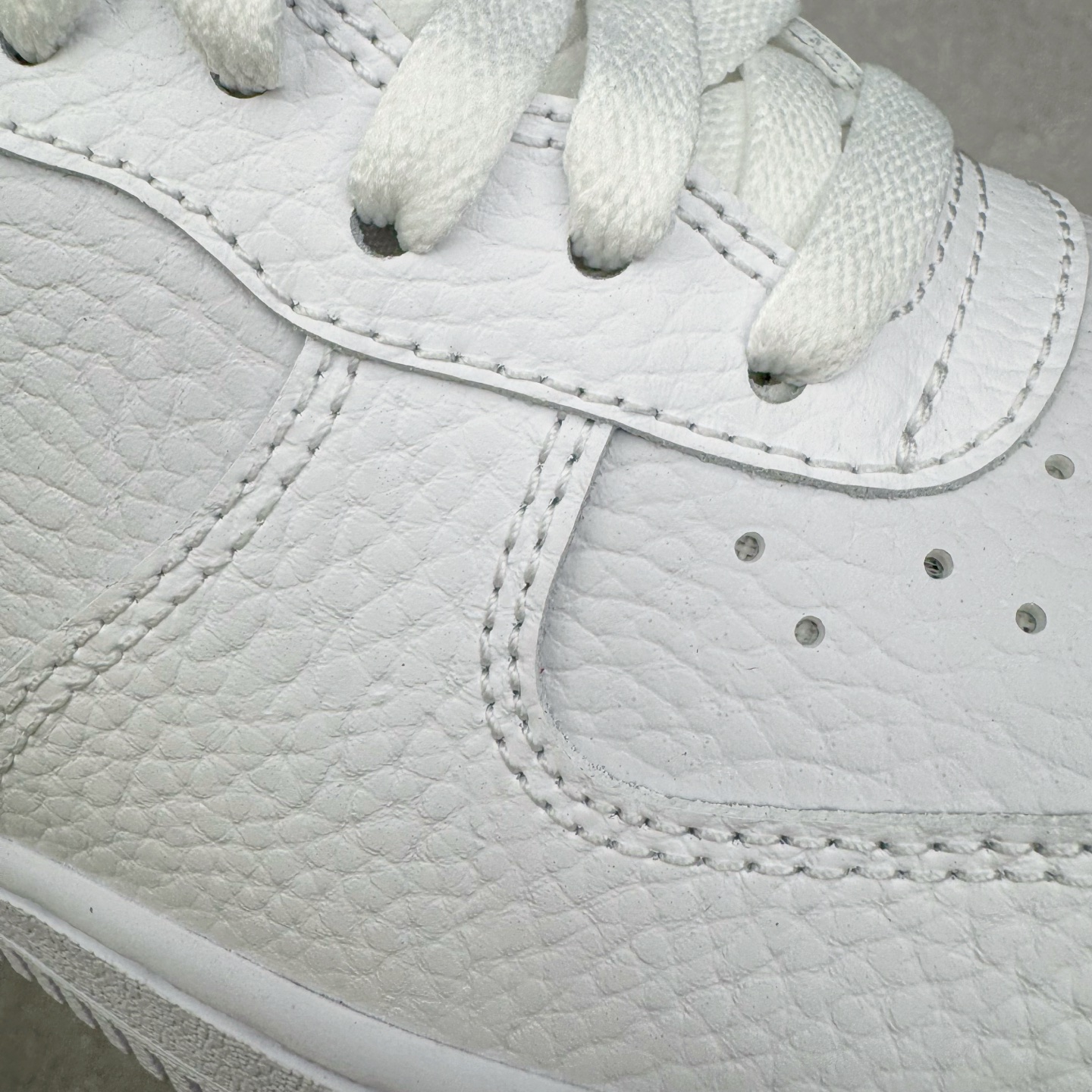 图片[15]-＃GX NK Air Force 1 Low \’07 空军一号低帮经典板鞋 白黑 CT2302-100 经典老鞋 完美复刻 不规则波浪大底咬花 全鞋电脑针车 工整有序 视觉效果满分 原厂拉帮手法 标准四线 密度针距针孔大小控制到位 原装反口里网布海绵 正确卡色网眼大小 新版鞋撑改用纸团代替 原厂港宝加持完美还原灵魂版型 原盒原配从里到外百分百还原 原厂全头层原厂皮料 原标原盒 内置Sole气垫 中底白色背胶 中底划线 已经无限的接近公司 原厂楦头 原厂刺绣 后跟弧度修正 独家私模最大开发到48.5 尺码：35.5 36 37.5 38 38.5 39 40 40.5 41 42 42.5 43 44 44.5 45 46 47.5 48.5-选品中心