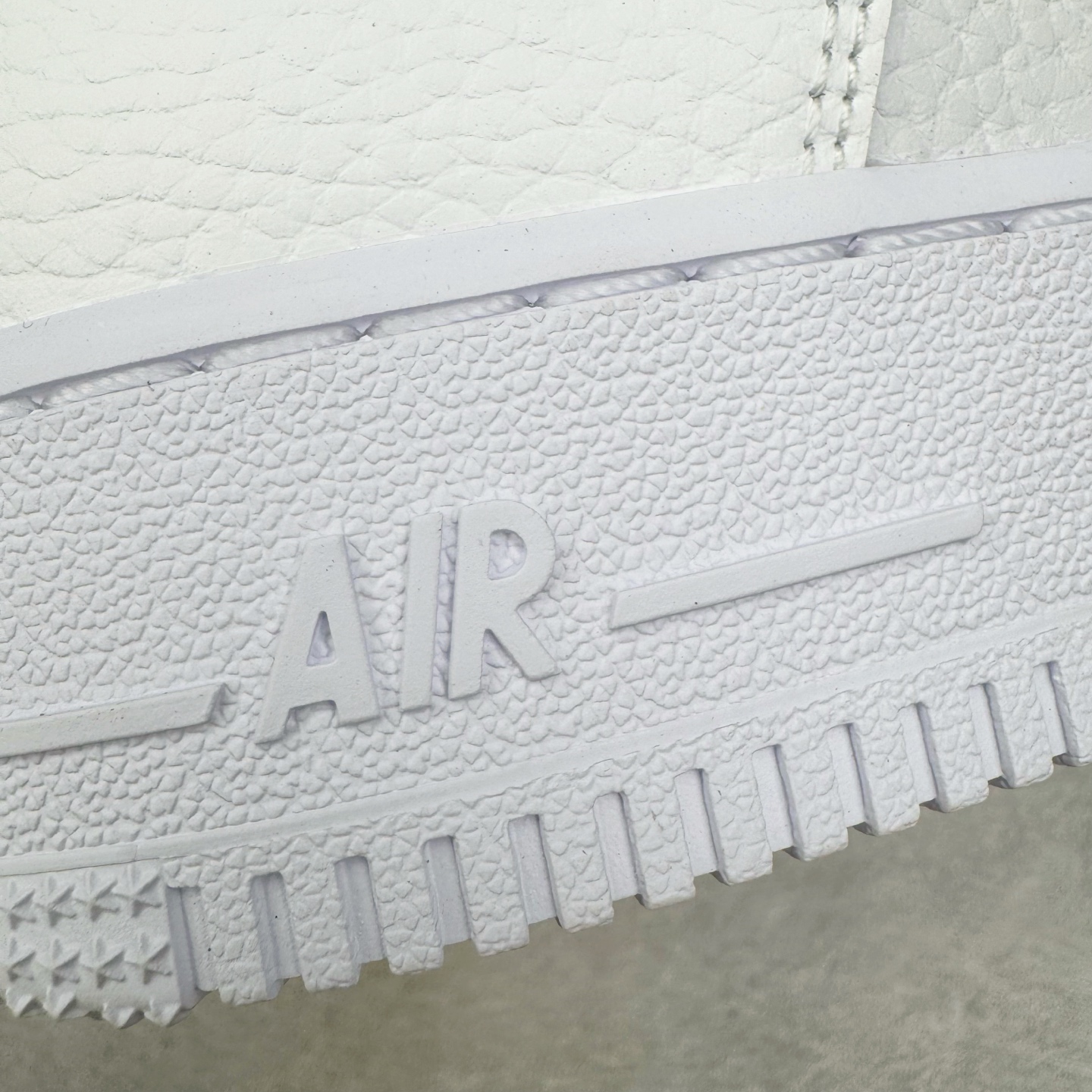 图片[18]-＃GX NK Air Force 1 Low \’07 空军一号低帮经典板鞋 白黑 CT2302-100 经典老鞋 完美复刻 不规则波浪大底咬花 全鞋电脑针车 工整有序 视觉效果满分 原厂拉帮手法 标准四线 密度针距针孔大小控制到位 原装反口里网布海绵 正确卡色网眼大小 新版鞋撑改用纸团代替 原厂港宝加持完美还原灵魂版型 原盒原配从里到外百分百还原 原厂全头层原厂皮料 原标原盒 内置Sole气垫 中底白色背胶 中底划线 已经无限的接近公司 原厂楦头 原厂刺绣 后跟弧度修正 独家私模最大开发到48.5 尺码：35.5 36 37.5 38 38.5 39 40 40.5 41 42 42.5 43 44 44.5 45 46 47.5 48.5-选品中心