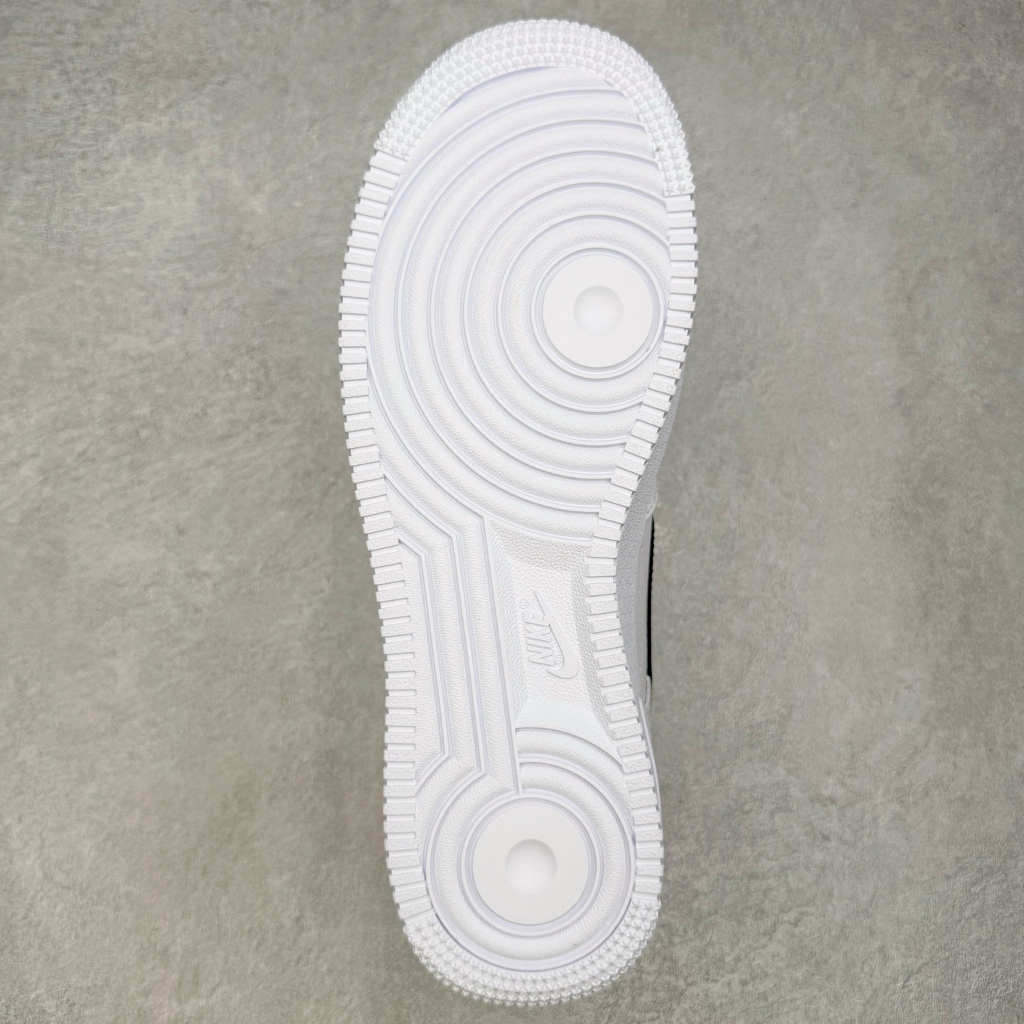 图片[9]-＃GX NK Air Force 1 Low \’07 空军一号低帮经典板鞋 白黑 CT2302-100 经典老鞋 完美复刻 不规则波浪大底咬花 全鞋电脑针车 工整有序 视觉效果满分 原厂拉帮手法 标准四线 密度针距针孔大小控制到位 原装反口里网布海绵 正确卡色网眼大小 新版鞋撑改用纸团代替 原厂港宝加持完美还原灵魂版型 原盒原配从里到外百分百还原 原厂全头层原厂皮料 原标原盒 内置Sole气垫 中底白色背胶 中底划线 已经无限的接近公司 原厂楦头 原厂刺绣 后跟弧度修正 独家私模最大开发到48.5 尺码：35.5 36 37.5 38 38.5 39 40 40.5 41 42 42.5 43 44 44.5 45 46 47.5 48.5-选品中心