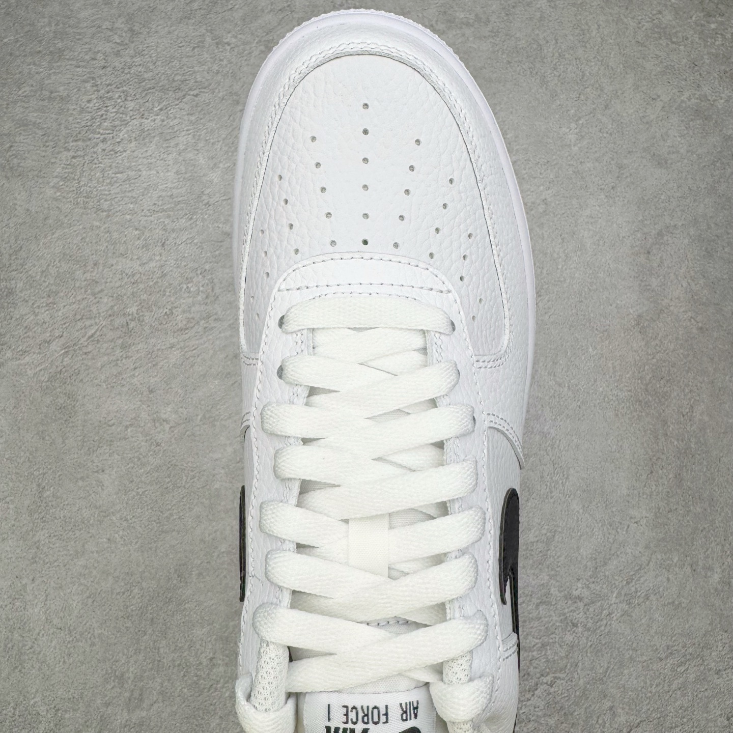 图片[4]-＃GX NK Air Force 1 Low \’07 空军一号低帮经典板鞋 白黑 CT2302-100 经典老鞋 完美复刻 不规则波浪大底咬花 全鞋电脑针车 工整有序 视觉效果满分 原厂拉帮手法 标准四线 密度针距针孔大小控制到位 原装反口里网布海绵 正确卡色网眼大小 新版鞋撑改用纸团代替 原厂港宝加持完美还原灵魂版型 原盒原配从里到外百分百还原 原厂全头层原厂皮料 原标原盒 内置Sole气垫 中底白色背胶 中底划线 已经无限的接近公司 原厂楦头 原厂刺绣 后跟弧度修正 独家私模最大开发到48.5 尺码：35.5 36 37.5 38 38.5 39 40 40.5 41 42 42.5 43 44 44.5 45 46 47.5 48.5-选品中心