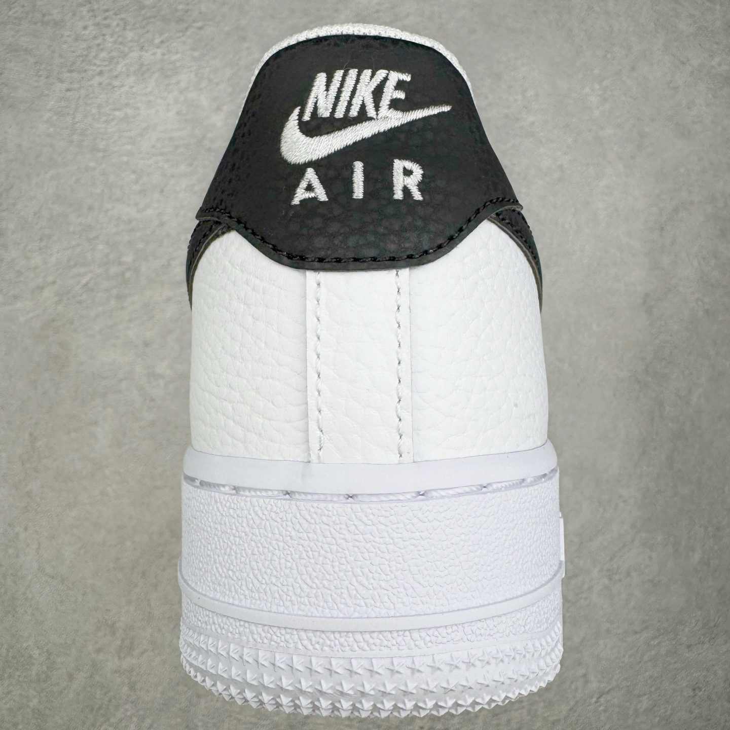 图片[8]-＃GX NK Air Force 1 Low \’07 空军一号低帮经典板鞋 白黑 CT2302-100 经典老鞋 完美复刻 不规则波浪大底咬花 全鞋电脑针车 工整有序 视觉效果满分 原厂拉帮手法 标准四线 密度针距针孔大小控制到位 原装反口里网布海绵 正确卡色网眼大小 新版鞋撑改用纸团代替 原厂港宝加持完美还原灵魂版型 原盒原配从里到外百分百还原 原厂全头层原厂皮料 原标原盒 内置Sole气垫 中底白色背胶 中底划线 已经无限的接近公司 原厂楦头 原厂刺绣 后跟弧度修正 独家私模最大开发到48.5 尺码：35.5 36 37.5 38 38.5 39 40 40.5 41 42 42.5 43 44 44.5 45 46 47.5 48.5-选品中心