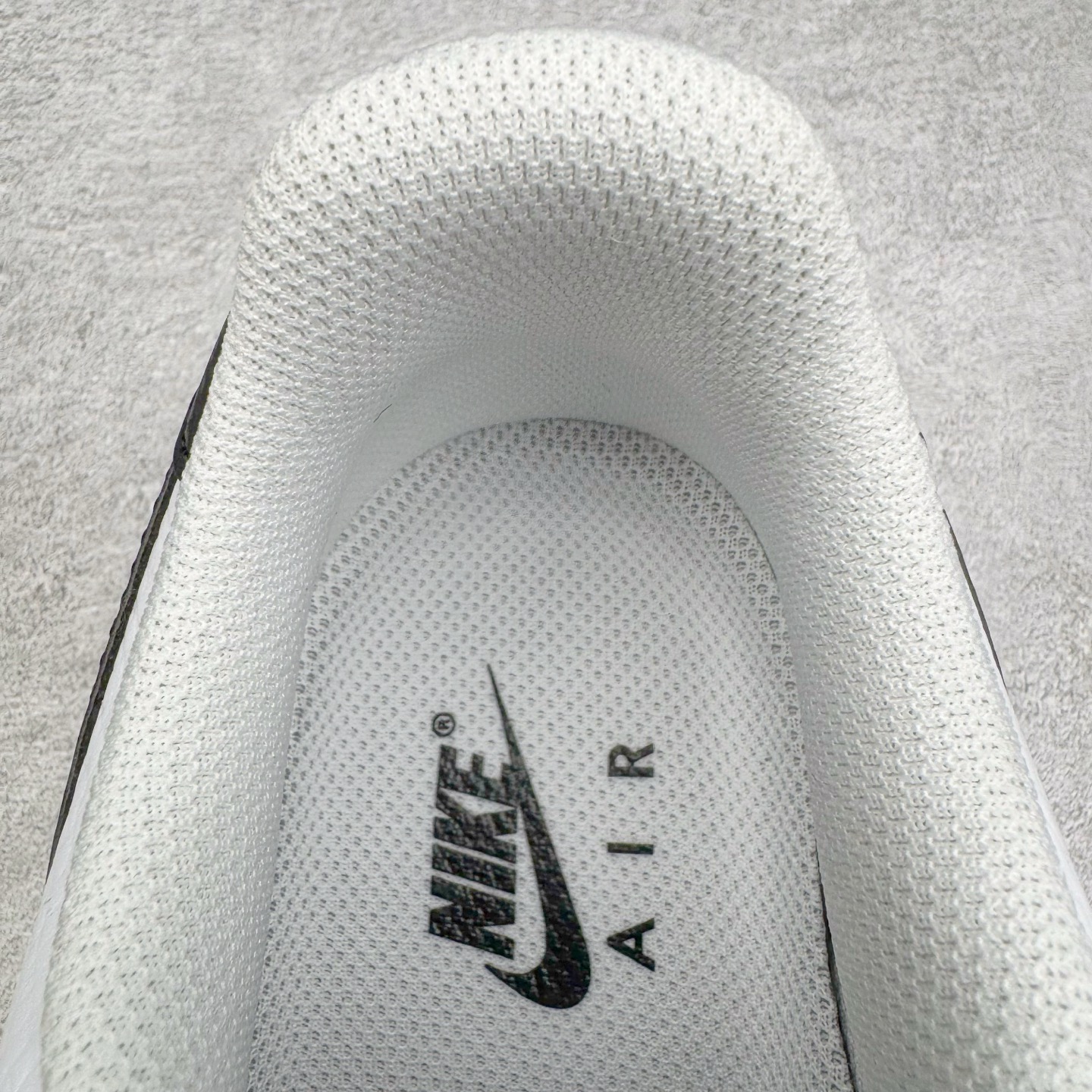 图片[13]-＃GX NK Air Force 1 Low \’07 空军一号低帮经典板鞋 白黑 CT2302-100 经典老鞋 完美复刻 不规则波浪大底咬花 全鞋电脑针车 工整有序 视觉效果满分 原厂拉帮手法 标准四线 密度针距针孔大小控制到位 原装反口里网布海绵 正确卡色网眼大小 新版鞋撑改用纸团代替 原厂港宝加持完美还原灵魂版型 原盒原配从里到外百分百还原 原厂全头层原厂皮料 原标原盒 内置Sole气垫 中底白色背胶 中底划线 已经无限的接近公司 原厂楦头 原厂刺绣 后跟弧度修正 独家私模最大开发到48.5 尺码：35.5 36 37.5 38 38.5 39 40 40.5 41 42 42.5 43 44 44.5 45 46 47.5 48.5-选品中心