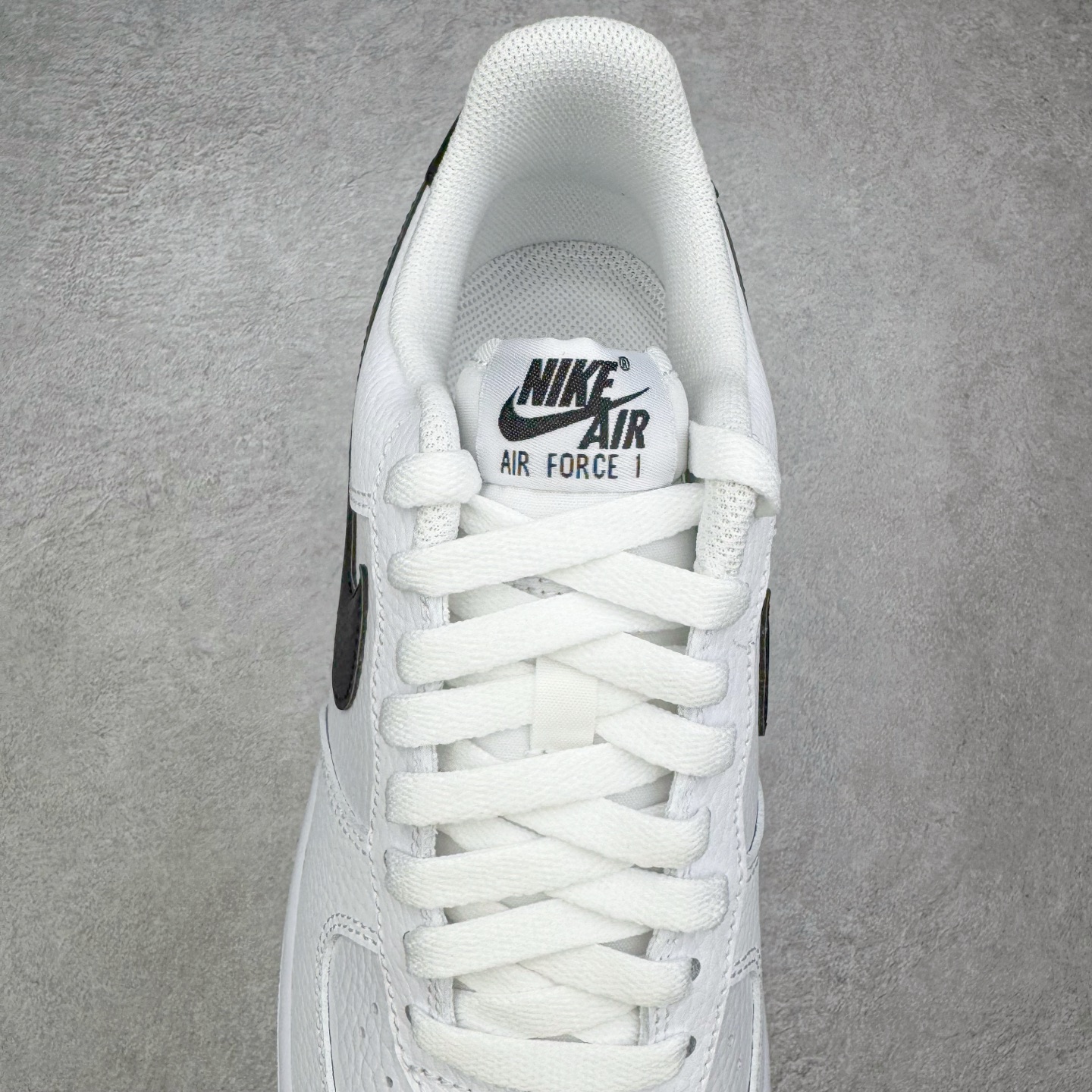 图片[5]-＃GX NK Air Force 1 Low \’07 空军一号低帮经典板鞋 白黑 CT2302-100 经典老鞋 完美复刻 不规则波浪大底咬花 全鞋电脑针车 工整有序 视觉效果满分 原厂拉帮手法 标准四线 密度针距针孔大小控制到位 原装反口里网布海绵 正确卡色网眼大小 新版鞋撑改用纸团代替 原厂港宝加持完美还原灵魂版型 原盒原配从里到外百分百还原 原厂全头层原厂皮料 原标原盒 内置Sole气垫 中底白色背胶 中底划线 已经无限的接近公司 原厂楦头 原厂刺绣 后跟弧度修正 独家私模最大开发到48.5 尺码：35.5 36 37.5 38 38.5 39 40 40.5 41 42 42.5 43 44 44.5 45 46 47.5 48.5-选品中心