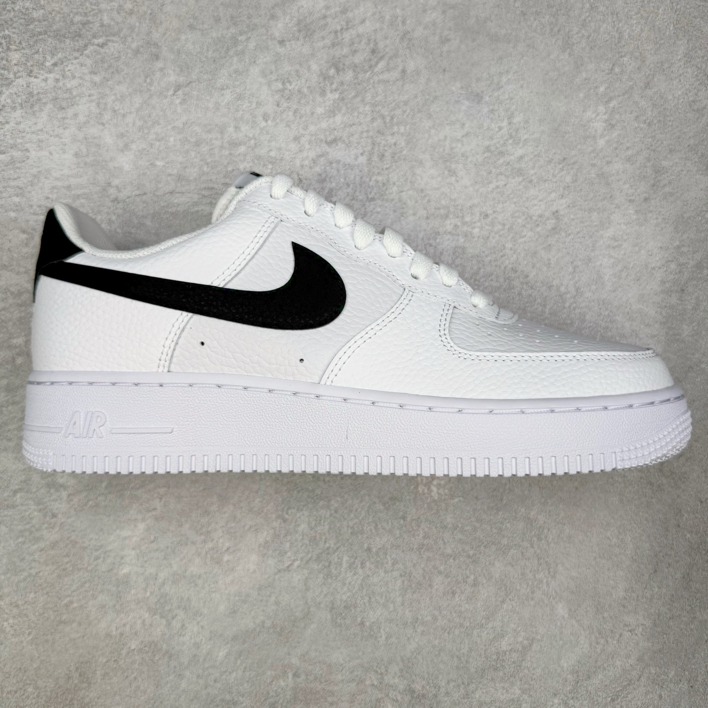 ＃GX NK Air Force 1 Low \'07 空军一号低帮经典板鞋 白黑 CT2302-100 经典老鞋 完美复刻 不规则波浪大底咬花 全鞋电脑针车 工整有序 视觉效果满分 原厂拉帮手法 标准四线 密度针距针孔大小控制到位 原装反口里网布海绵 正确卡色网眼大小 新版鞋撑改用纸团代替 原厂港宝加持完美还原灵魂版型 原盒原配从里到外百分百还原 原厂全头层原厂皮料 原标原盒 内置Sole气垫 中底白色背胶 中底划线 已经无限的接近公司 原厂楦头 原厂刺绣 后跟弧度修正 独家私模最大开发到48.5 尺码：35.5 36 37.5 38 38.5 39 40 40.5 41 42 42.5 43 44 44.5 45 46 47.5 48.5-选品中心