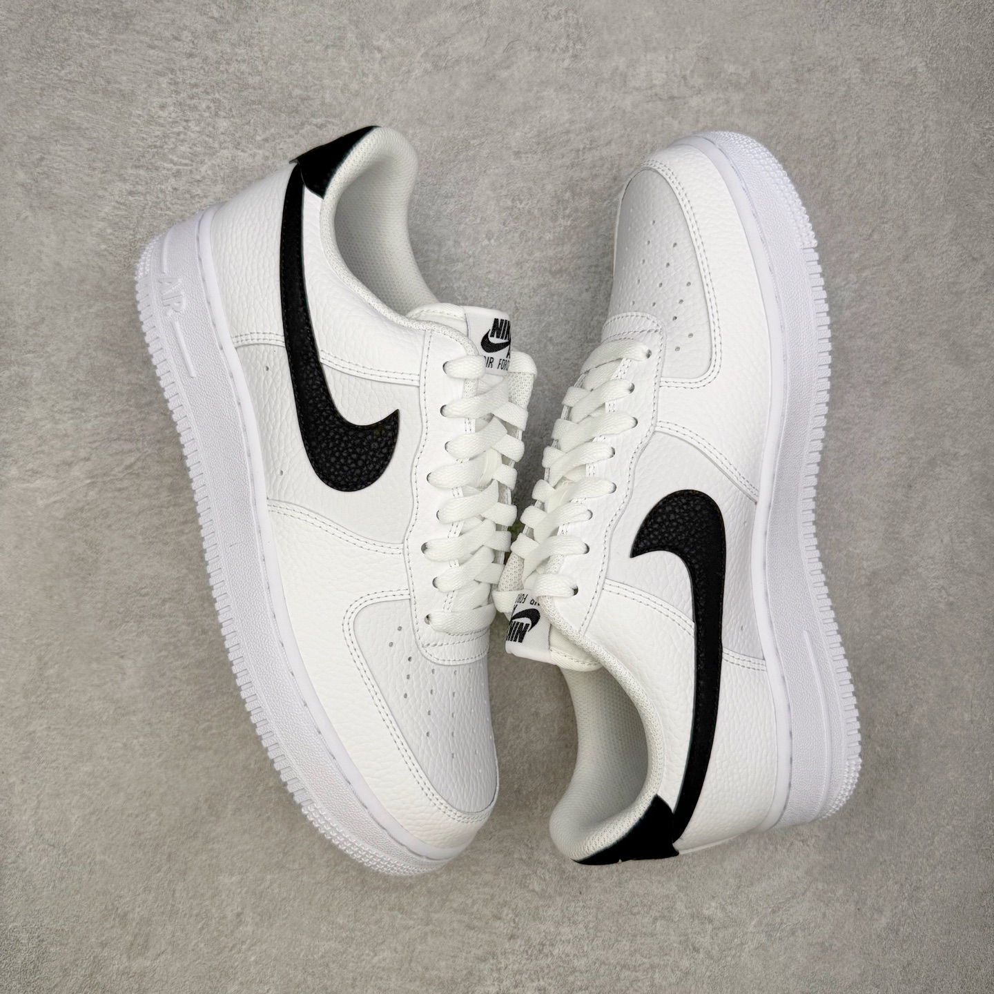 图片[3]-＃GX NK Air Force 1 Low \’07 空军一号低帮经典板鞋 白黑 CT2302-100 经典老鞋 完美复刻 不规则波浪大底咬花 全鞋电脑针车 工整有序 视觉效果满分 原厂拉帮手法 标准四线 密度针距针孔大小控制到位 原装反口里网布海绵 正确卡色网眼大小 新版鞋撑改用纸团代替 原厂港宝加持完美还原灵魂版型 原盒原配从里到外百分百还原 原厂全头层原厂皮料 原标原盒 内置Sole气垫 中底白色背胶 中底划线 已经无限的接近公司 原厂楦头 原厂刺绣 后跟弧度修正 独家私模最大开发到48.5 尺码：35.5 36 37.5 38 38.5 39 40 40.5 41 42 42.5 43 44 44.5 45 46 47.5 48.5-选品中心