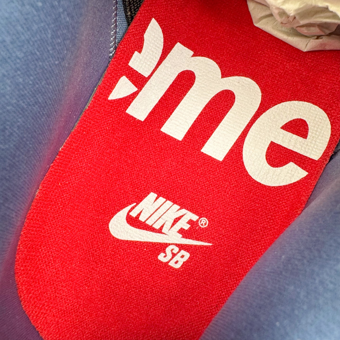 图片[13]-＃纯原 Supreme x Nk Dunk SB Dunk Low 舒适 防滑耐磨低帮板鞋 男女同款 联名美国限定米蓝 HQ8487-400 独家原厂航空铝磨具打磨大底 鞋头坡度极致还原 原盒原配 圈内天花板工艺 原厂冲刀 超高清洁度 全鞋零毛边皮料切割 全套原楦原模倾力打造完美版型 采用原厂百宏鞋带以及原厂百宏织唛舌标 内标可供原厂几率过验 原厂中底布黄色点胶 原厂中底布拉帮走线遵循公司‼️尺码：36 36.5 37.5 38 38.5 39 40 40.5 41 42 42.5 43 44 44.5 45 46 47.5-选品中心