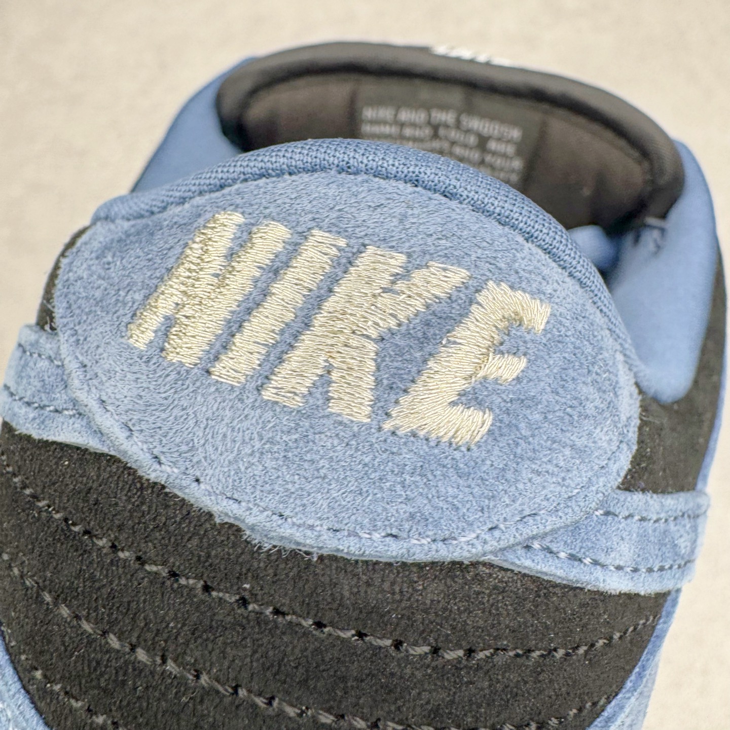 图片[16]-＃纯原 Supreme x Nk Dunk SB Dunk Low 舒适 防滑耐磨低帮板鞋 男女同款 联名美国限定米蓝 HQ8487-400 独家原厂航空铝磨具打磨大底 鞋头坡度极致还原 原盒原配 圈内天花板工艺 原厂冲刀 超高清洁度 全鞋零毛边皮料切割 全套原楦原模倾力打造完美版型 采用原厂百宏鞋带以及原厂百宏织唛舌标 内标可供原厂几率过验 原厂中底布黄色点胶 原厂中底布拉帮走线遵循公司‼️尺码：36 36.5 37.5 38 38.5 39 40 40.5 41 42 42.5 43 44 44.5 45 46 47.5-选品中心