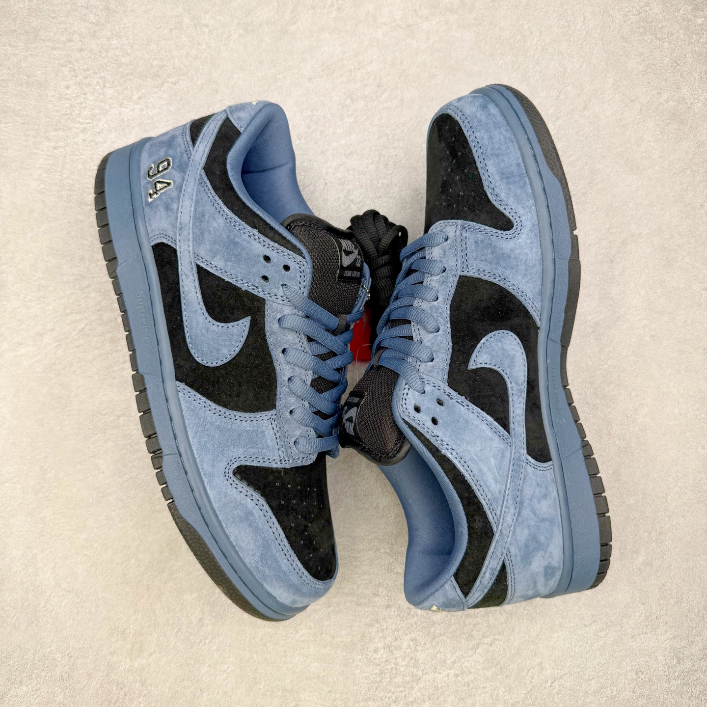 图片[3]-＃纯原 Supreme x Nk Dunk SB Dunk Low 舒适 防滑耐磨低帮板鞋 男女同款 联名美国限定米蓝 HQ8487-400 独家原厂航空铝磨具打磨大底 鞋头坡度极致还原 原盒原配 圈内天花板工艺 原厂冲刀 超高清洁度 全鞋零毛边皮料切割 全套原楦原模倾力打造完美版型 采用原厂百宏鞋带以及原厂百宏织唛舌标 内标可供原厂几率过验 原厂中底布黄色点胶 原厂中底布拉帮走线遵循公司‼️尺码：36 36.5 37.5 38 38.5 39 40 40.5 41 42 42.5 43 44 44.5 45 46 47.5-选品中心