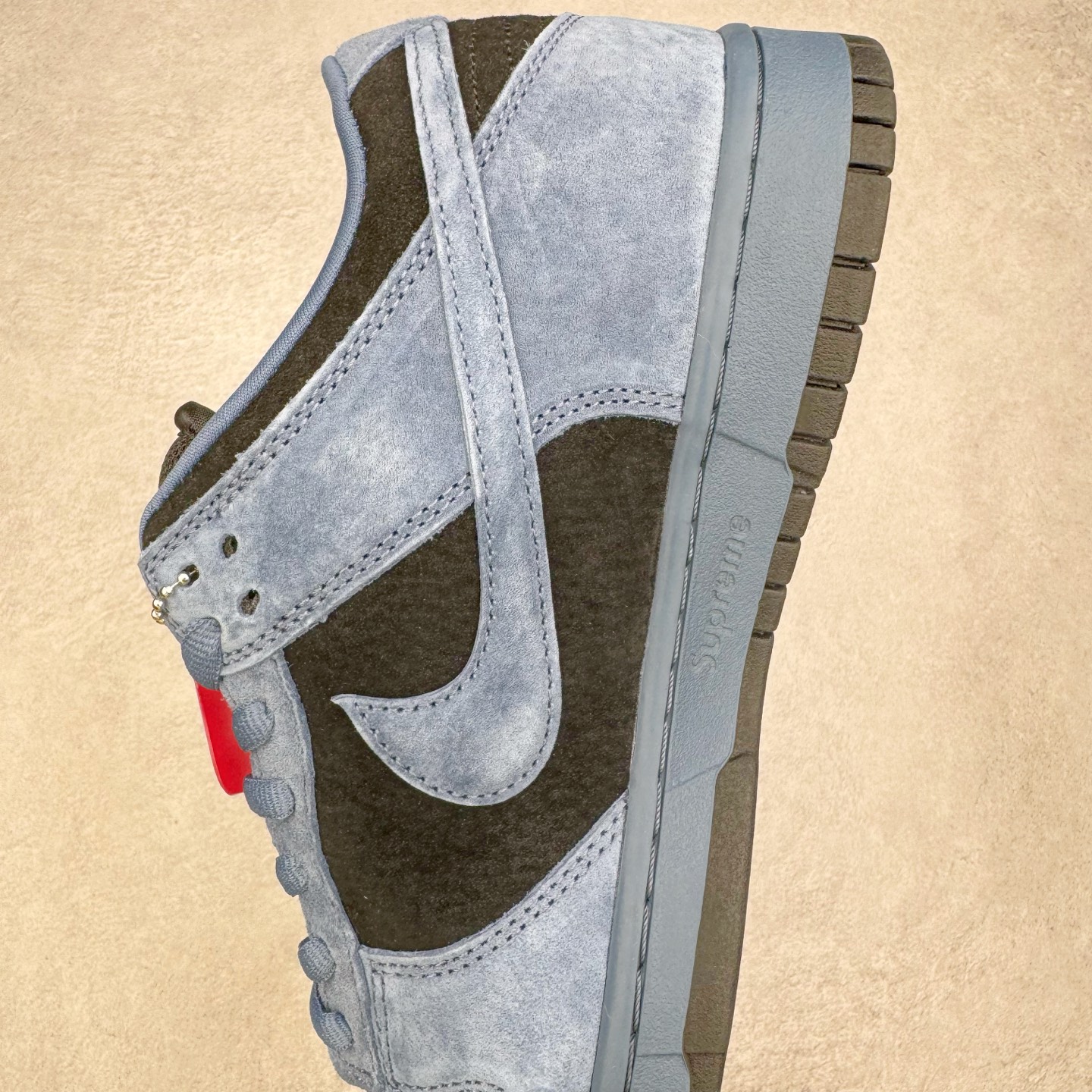 图片[7]-＃纯原 Supreme x Nk Dunk SB Dunk Low 舒适 防滑耐磨低帮板鞋 男女同款 联名美国限定米蓝 HQ8487-400 独家原厂航空铝磨具打磨大底 鞋头坡度极致还原 原盒原配 圈内天花板工艺 原厂冲刀 超高清洁度 全鞋零毛边皮料切割 全套原楦原模倾力打造完美版型 采用原厂百宏鞋带以及原厂百宏织唛舌标 内标可供原厂几率过验 原厂中底布黄色点胶 原厂中底布拉帮走线遵循公司‼️尺码：36 36.5 37.5 38 38.5 39 40 40.5 41 42 42.5 43 44 44.5 45 46 47.5-选品中心