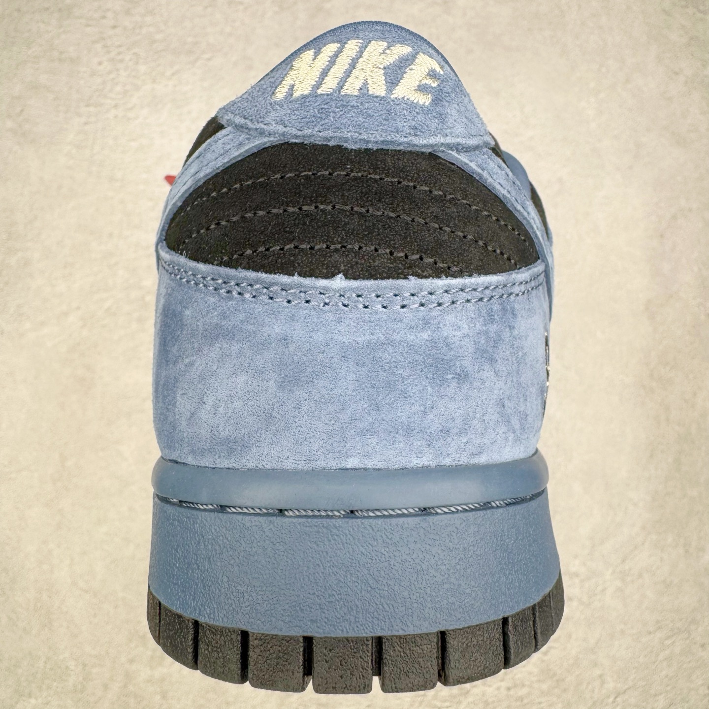 图片[8]-＃纯原 Supreme x Nk Dunk SB Dunk Low 舒适 防滑耐磨低帮板鞋 男女同款 联名美国限定米蓝 HQ8487-400 独家原厂航空铝磨具打磨大底 鞋头坡度极致还原 原盒原配 圈内天花板工艺 原厂冲刀 超高清洁度 全鞋零毛边皮料切割 全套原楦原模倾力打造完美版型 采用原厂百宏鞋带以及原厂百宏织唛舌标 内标可供原厂几率过验 原厂中底布黄色点胶 原厂中底布拉帮走线遵循公司‼️尺码：36 36.5 37.5 38 38.5 39 40 40.5 41 42 42.5 43 44 44.5 45 46 47.5-选品中心