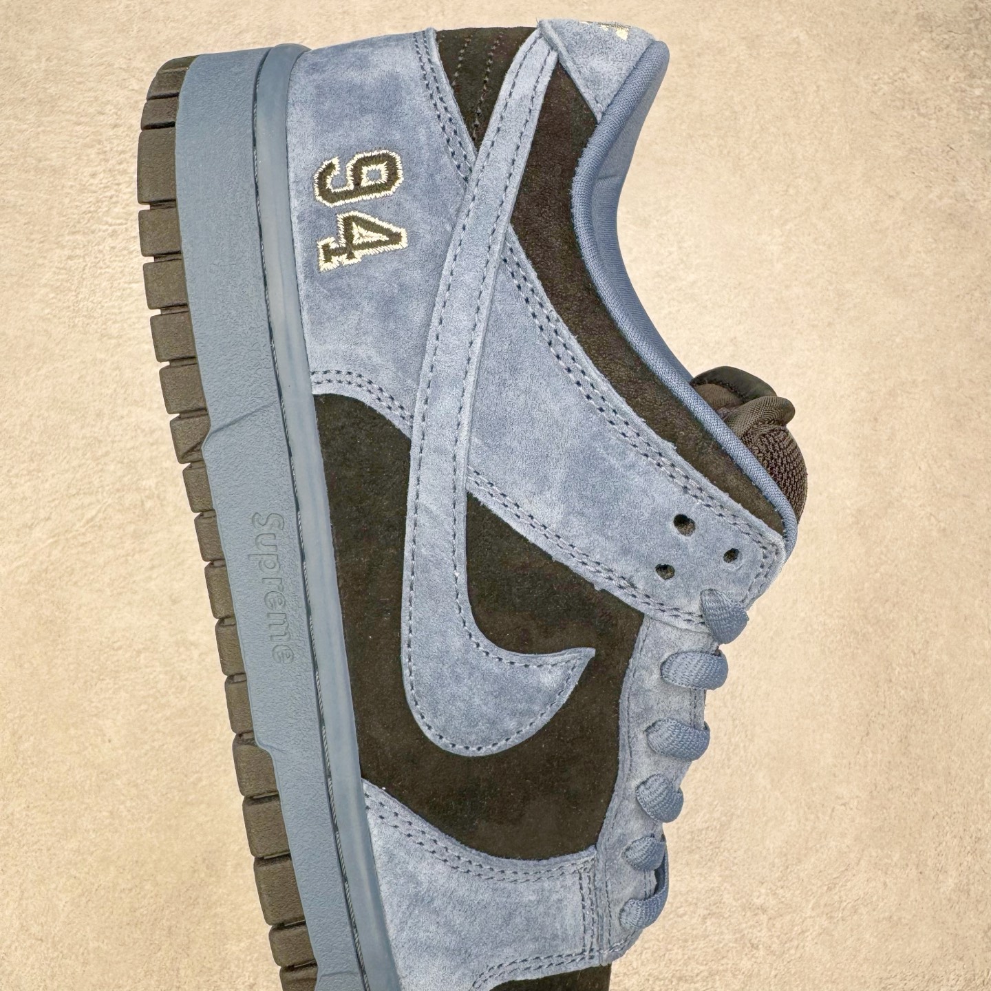 图片[6]-＃纯原 Supreme x Nk Dunk SB Dunk Low 舒适 防滑耐磨低帮板鞋 男女同款 联名美国限定米蓝 HQ8487-400 独家原厂航空铝磨具打磨大底 鞋头坡度极致还原 原盒原配 圈内天花板工艺 原厂冲刀 超高清洁度 全鞋零毛边皮料切割 全套原楦原模倾力打造完美版型 采用原厂百宏鞋带以及原厂百宏织唛舌标 内标可供原厂几率过验 原厂中底布黄色点胶 原厂中底布拉帮走线遵循公司‼️尺码：36 36.5 37.5 38 38.5 39 40 40.5 41 42 42.5 43 44 44.5 45 46 47.5-选品中心