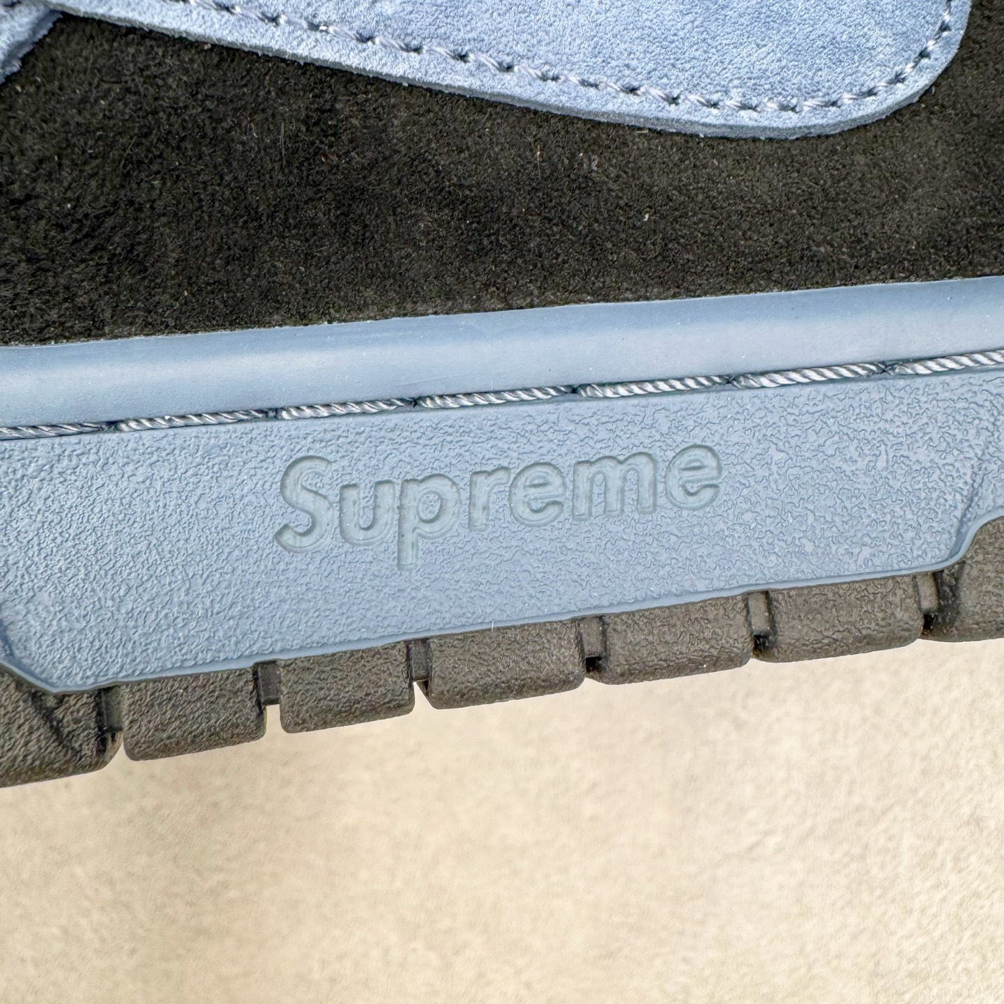 图片[19]-＃纯原 Supreme x Nk Dunk SB Dunk Low 舒适 防滑耐磨低帮板鞋 男女同款 联名美国限定米蓝 HQ8487-400 独家原厂航空铝磨具打磨大底 鞋头坡度极致还原 原盒原配 圈内天花板工艺 原厂冲刀 超高清洁度 全鞋零毛边皮料切割 全套原楦原模倾力打造完美版型 采用原厂百宏鞋带以及原厂百宏织唛舌标 内标可供原厂几率过验 原厂中底布黄色点胶 原厂中底布拉帮走线遵循公司‼️尺码：36 36.5 37.5 38 38.5 39 40 40.5 41 42 42.5 43 44 44.5 45 46 47.5-选品中心