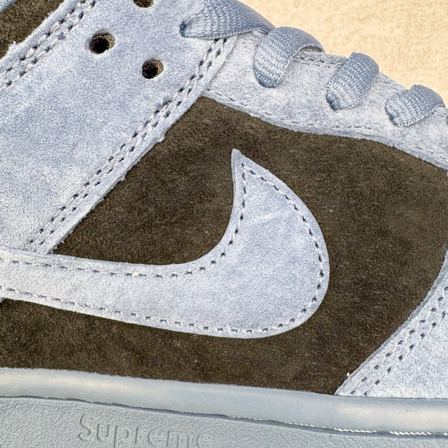 图片[20]-＃纯原 Supreme x Nk Dunk SB Dunk Low 舒适 防滑耐磨低帮板鞋 男女同款 联名美国限定米蓝 HQ8487-400 独家原厂航空铝磨具打磨大底 鞋头坡度极致还原 原盒原配 圈内天花板工艺 原厂冲刀 超高清洁度 全鞋零毛边皮料切割 全套原楦原模倾力打造完美版型 采用原厂百宏鞋带以及原厂百宏织唛舌标 内标可供原厂几率过验 原厂中底布黄色点胶 原厂中底布拉帮走线遵循公司‼️尺码：36 36.5 37.5 38 38.5 39 40 40.5 41 42 42.5 43 44 44.5 45 46 47.5-选品中心