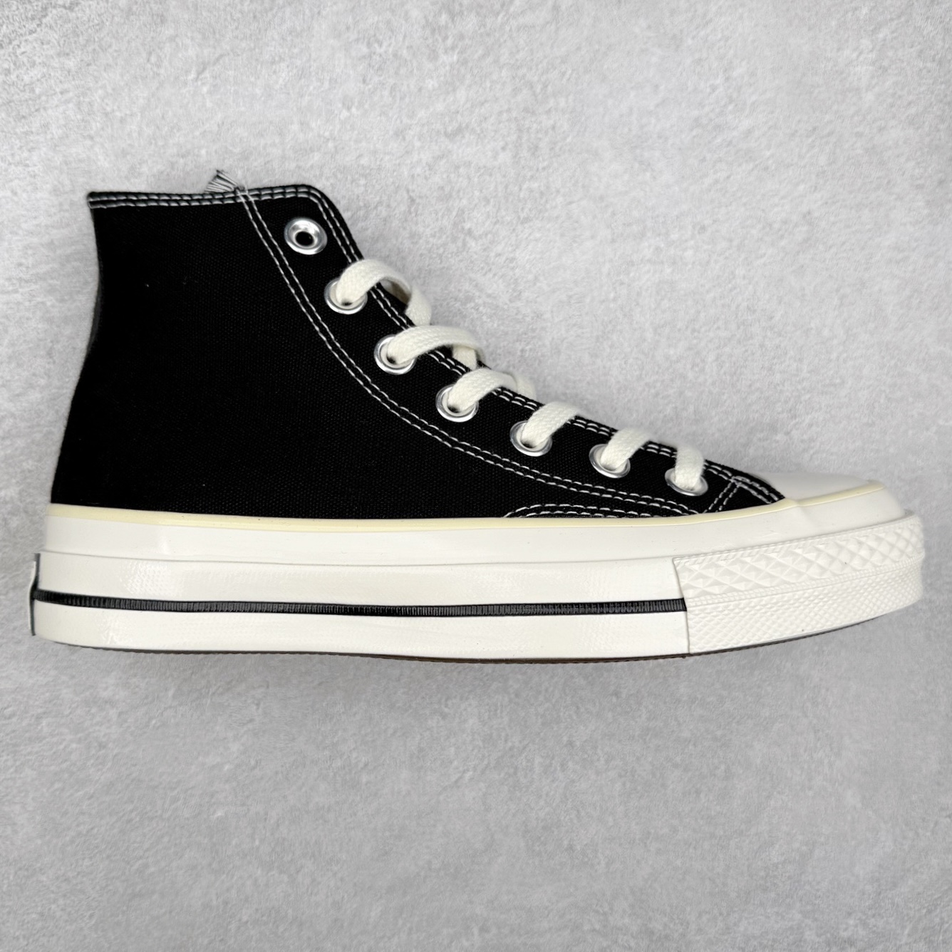 Converse x Our Legacy 太极阴阳联名 官方新款 创新经典 本色依旧 匡威converse 携手 our legacy work shop 汲取复古灵感，重塑经典之作。以精益求精的姿态，将复古元素与精致廓形巧妙融合。加厚鞋身包边设计，重构鞋头轮廓，原色帆布材质搭配刺绣阴阳联名标识，低调细节彰显匠心。既保留经典基因又注入新意。 鞋内衬隐藏Chuck贴标，鞋外侧刺绣工艺制成的阴阳联名标志以及联名款鞋垫和联名款鞋带，细节满满彰显联名。 货号：A16179C 米白 货号：A17694C 黑色 号码：35 36 36.5 37 37.5 38 39 39.5 40 41 41.5 42 42.5 43 44-选品中心