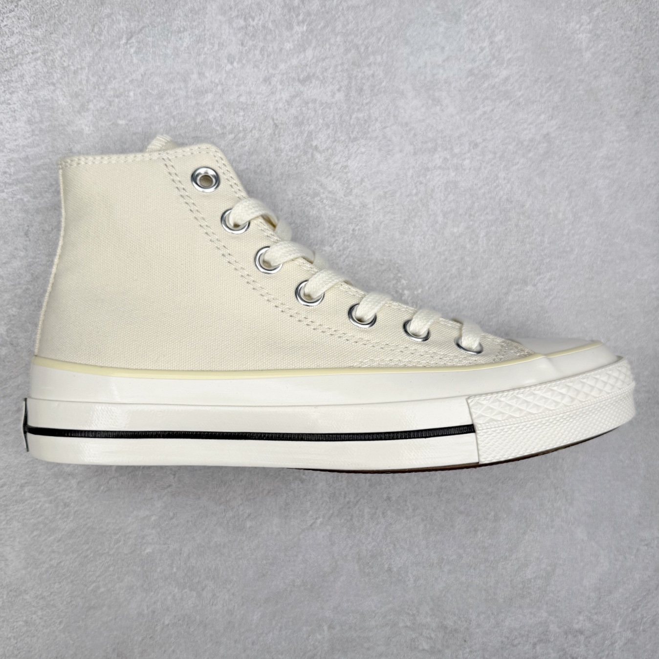 Converse x Our Legacy 太极阴阳联名 官方新款 创新经典 本色依旧 匡威converse 携手 our legacy work shop 汲取复古灵感，重塑经典之作。以精益求精的姿态，将复古元素与精致廓形巧妙融合。加厚鞋身包边设计，重构鞋头轮廓，原色帆布材质搭配刺绣阴阳联名标识，低调细节彰显匠心。既保留经典基因又注入新意。 鞋内衬隐藏Chuck贴标，鞋外侧刺绣工艺制成的阴阳联名标志以及联名款鞋垫和联名款鞋带，细节满满彰显联名。 货号：A16179C 米白 货号：A17694C 黑色 号码：35 36 36.5 37 37.5 38 39 39.5 40 41 41.5 42 42.5 43 44-选品中心