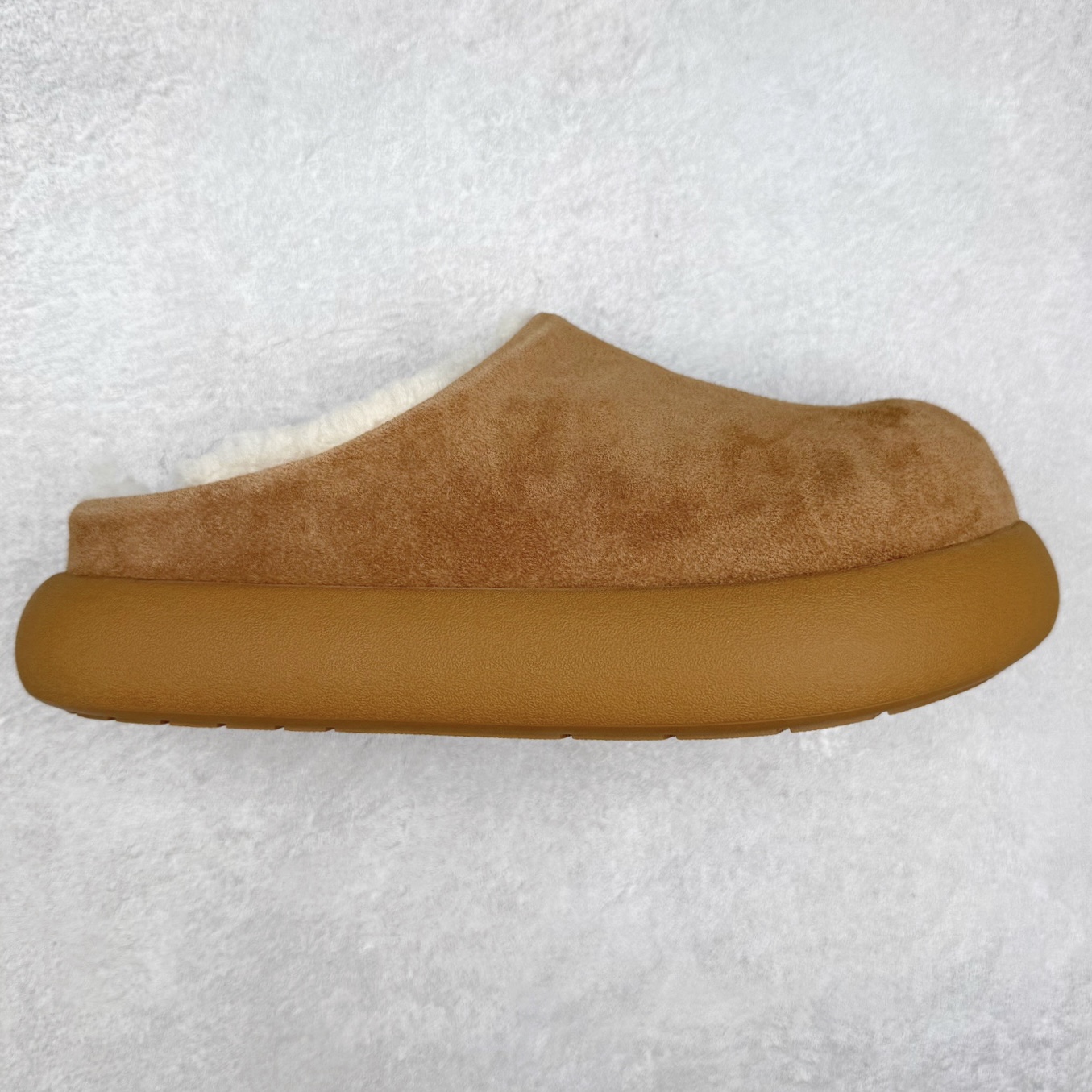 UGG 1618 经典秋冬羊皮毛一体雪地靴 隆丰A级澳洲进口羊皮毛一体 完全遵循ZP工艺流程 代工厂原厂版师 秉承无原鞋不开发选择 注重每一处细节 市面最正版型 TREADLITE\\\