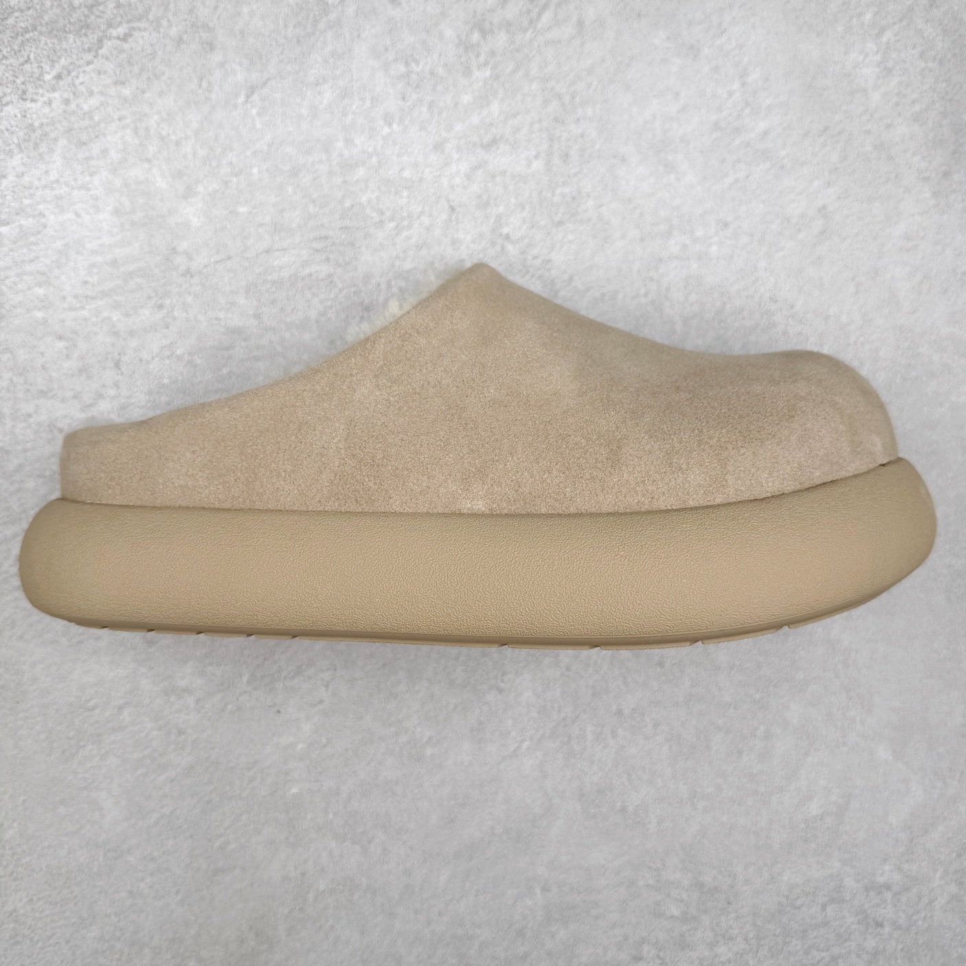 UGG 1618 经典秋冬羊皮毛一体雪地靴 隆丰A级澳洲进口羊皮毛一体 完全遵循ZP工艺流程 代工厂原厂版师 秉承无原鞋不开发选择 注重每一处细节 市面最正版型 TREADLITE\\\