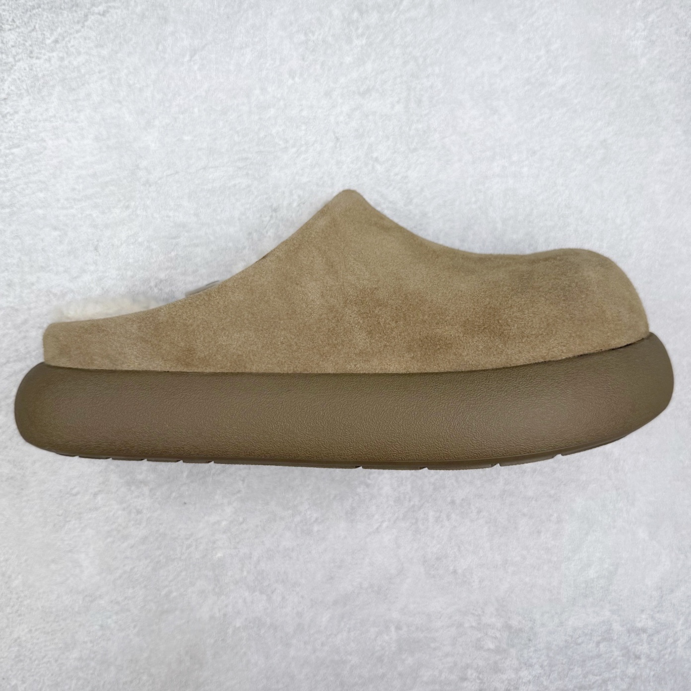 UGG 1618 经典秋冬羊皮毛一体雪地靴 隆丰A级澳洲进口羊皮毛一体 完全遵循ZP工艺流程 代工厂原厂版师 秉承无原鞋不开发选择 注重每一处细节 市面最正版型 TREADLITE\\\