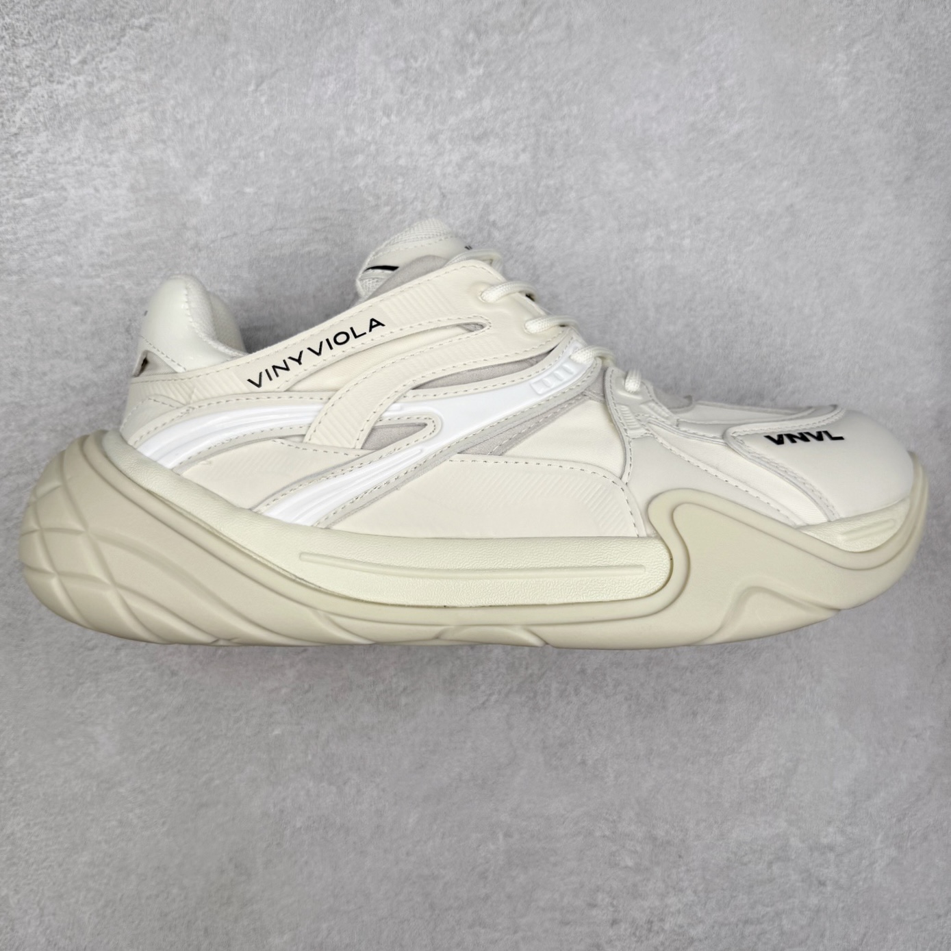 【檀健次杨洋IU李知恩同款】 VINYVIOLA维尼维拉 GAT系列厚底德训鞋 上脚包裹性真的不要太舒适 透气不闷脚➕减震效果也很舒适 侧边的流动线条也很有美感～ 不管日常通勤还是时尚出街，回头率💯～ 尺码：35 36 37 38 39 40-选品中心
