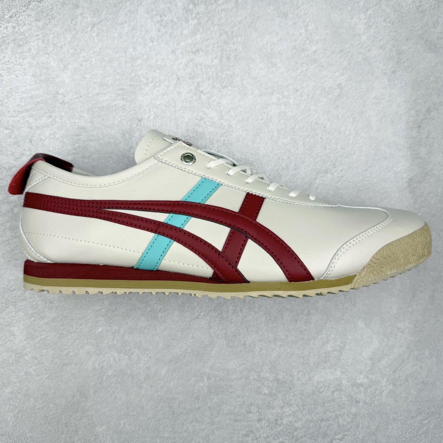 ＃C版 Asics Onitsuka Tiger MEXICO 66 亚瑟士鬼冢虎复古经典板鞋 市场王者选手 海外订单工厂出品 长期生产补货永不断码 超成熟稳定的做工品控 原装全套纸板楦头开发 原汁原味 完美呈现版型 私模正确鞋底咬花纹路 一比一鞋头弧度高度鞋身弧度 绝不口嗨 细节品控鞋型随意秒杀市面 原档咬花纹路私模大底 一个单元有六个三角形 总体形拼接呈现花瓣状 官方四联吊牌 原装Ortholite轻量化鞋垫 原盒原配 质保卡 说明书 钢印防尘纸 纸板中底带钢印 乳胶组合鞋垫 支持全方位的对比专柜 产品从款式颜色造型上体现出追求舒适和细节的完美 鞋类更是推崇手工制作的严谨与完美 融舒适性与可穿性的设计风格 注重细节的完美和别致魅力 既保持稳重 又不失轻松的时尚感 尺码：36 37 37.5 38 39 39.5 40 40.5 41.5 42 42.5 43.5 44 45-选品中心