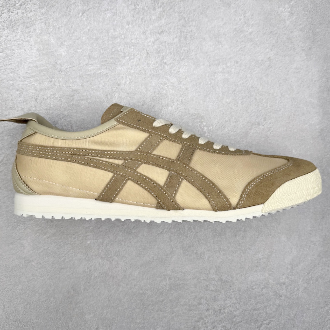 ＃C版 Asics Onitsuka Tiger MEXICO 66 亚瑟士鬼冢虎复古经典板鞋 市场王者选手 海外订单工厂出品 长期生产补货永不断码 超成熟稳定的做工品控 原装全套纸板楦头开发 原汁原味 完美呈现版型 私模正确鞋底咬花纹路 一比一鞋头弧度高度鞋身弧度 绝不口嗨 细节品控鞋型随意秒杀市面 原档咬花纹路私模大底 一个单元有六个三角形 总体形拼接呈现花瓣状 官方四联吊牌 原装Ortholite轻量化鞋垫 原盒原配 质保卡 说明书 钢印防尘纸 纸板中底带钢印 乳胶组合鞋垫 支持全方位的对比专柜 产品从款式颜色造型上体现出追求舒适和细节的完美 鞋类更是推崇手工制作的严谨与完美 融舒适性与可穿性的设计风格 注重细节的完美和别致魅力 既保持稳重 又不失轻松的时尚感 尺码：36 37 37.5 38 39 39.5 40 40.5 41.5 42 42.5 43.5 44 45-选品中心