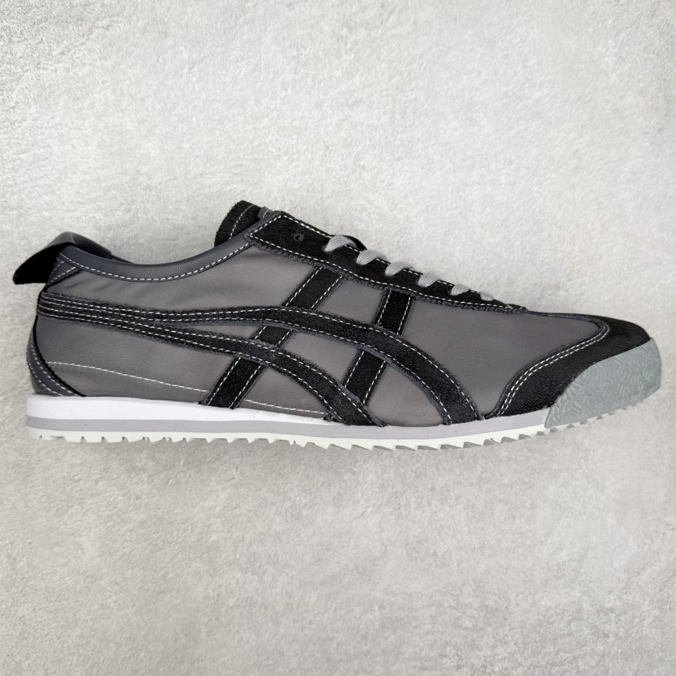 ＃C版 Asics Onitsuka Tiger MEXICO 66 亚瑟士鬼冢虎复古经典板鞋 市场王者选手 海外订单工厂出品 长期生产补货永不断码 超成熟稳定的做工品控 原装全套纸板楦头开发 原汁原味 完美呈现版型 私模正确鞋底咬花纹路 一比一鞋头弧度高度鞋身弧度 绝不口嗨 细节品控鞋型随意秒杀市面 原档咬花纹路私模大底 一个单元有六个三角形 总体形拼接呈现花瓣状 官方四联吊牌 原装Ortholite轻量化鞋垫 原盒原配 质保卡 说明书 钢印防尘纸 纸板中底带钢印 乳胶组合鞋垫 支持全方位的对比专柜 产品从款式颜色造型上体现出追求舒适和细节的完美 鞋类更是推崇手工制作的严谨与完美 融舒适性与可穿性的设计风格 注重细节的完美和别致魅力 既保持稳重 又不失轻松的时尚感 尺码：36 37 37.5 38 39 39.5 40 40.5 41.5 42 42.5 43.5 44 45-选品中心