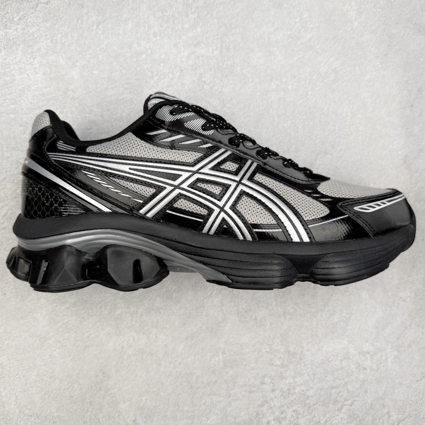 ASICS GEL-KINETIC FLUENT 舒适百搭 合成革耐磨 低帮 休闲跑步鞋 男女同款 ASICS（亚瑟士）是日本实业家鬼冢喜八郎创立的跑鞋运动品牌，名字想法源自著名的拉丁谚语“AnimaSana In Corpore Sano”，意为“健全的精神寓于强健的体魄”。正如其名字的含义，ASICS亚瑟士一直坚信保持身体的健康与活力是打造健康快乐的生活方式的最佳途径。亚瑟士的跑鞋、篮球鞋等系列集专业与美貌于一身，拥有极高的热度。2016年，ASICS在“2016年日本最佳全球品牌”排行榜名列第17名。尺码：36 37 37.5 38 39 39.5 40 40.5 41.5 42 42.5 43.5 44 45-选品中心