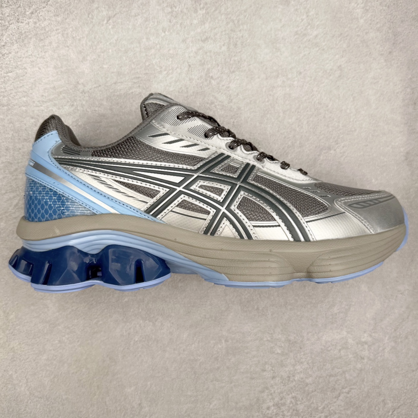 ASICS GEL-KINETIC FLUENT 舒适百搭 合成革耐磨 低帮 休闲跑步鞋 男女同款 ASICS（亚瑟士）是日本实业家鬼冢喜八郎创立的跑鞋运动品牌，名字想法源自著名的拉丁谚语“AnimaSana In Corpore Sano”，意为“健全的精神寓于强健的体魄”。正如其名字的含义，ASICS亚瑟士一直坚信保持身体的健康与活力是打造健康快乐的生活方式的最佳途径。亚瑟士的跑鞋、篮球鞋等系列集专业与美貌于一身，拥有极高的热度。2016年，ASICS在“2016年日本最佳全球品牌”排行榜名列第17名。尺码：36 37 37.5 38 39 39.5 40 40.5 41.5 42 42.5 43.5 44 45-选品中心