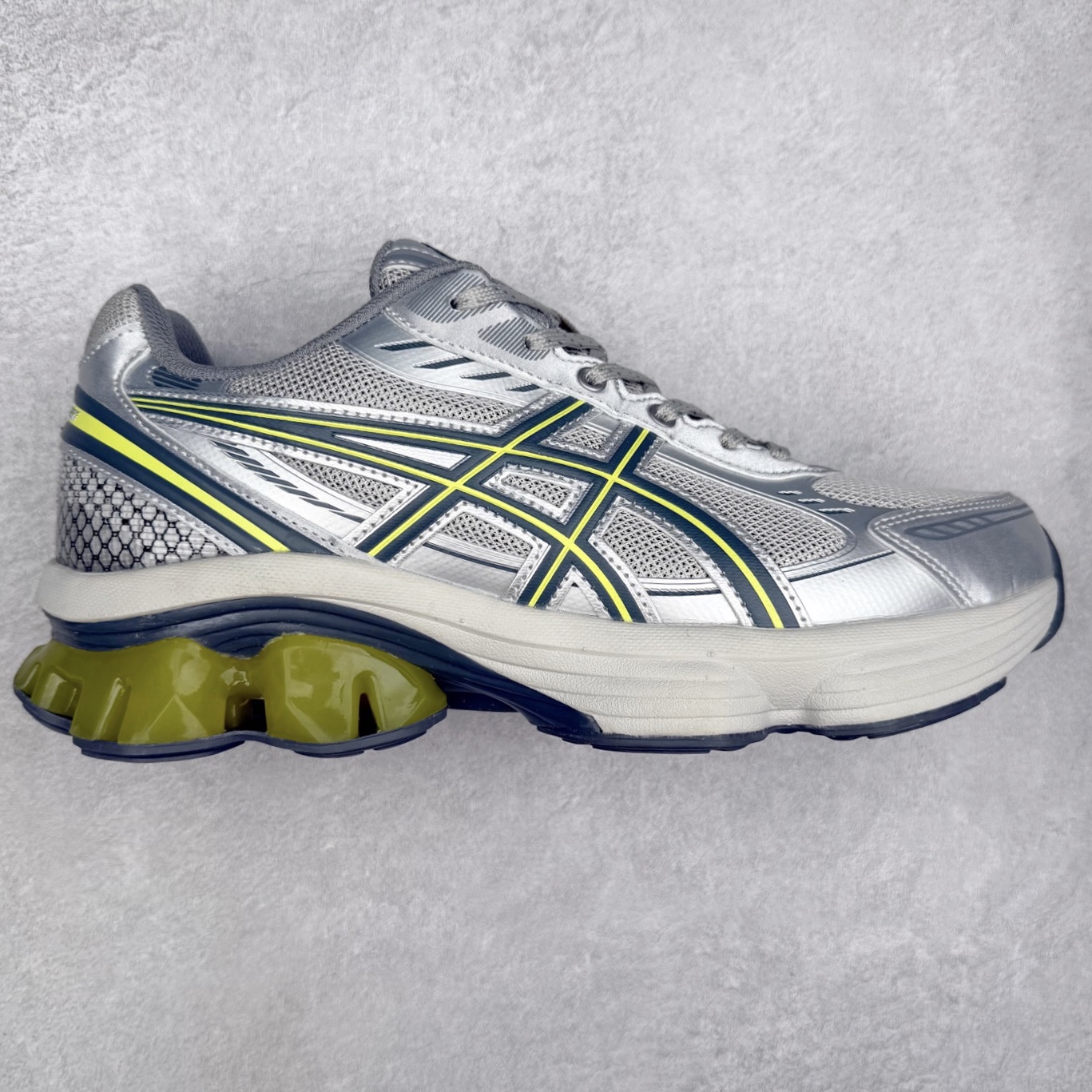 ASICS GEL-KINETIC FLUENT 舒适百搭 合成革耐磨 低帮 休闲跑步鞋 男女同款 ASICS（亚瑟士）是日本实业家鬼冢喜八郎创立的跑鞋运动品牌，名字想法源自著名的拉丁谚语“AnimaSana In Corpore Sano”，意为“健全的精神寓于强健的体魄”。正如其名字的含义，ASICS亚瑟士一直坚信保持身体的健康与活力是打造健康快乐的生活方式的最佳途径。亚瑟士的跑鞋、篮球鞋等系列集专业与美貌于一身，拥有极高的热度。2016年，ASICS在“2016年日本最佳全球品牌”排行榜名列第17名。尺码：36 37 37.5 38 39 39.5 40 40.5 41.5 42 42.5 43.5 44 45-选品中心